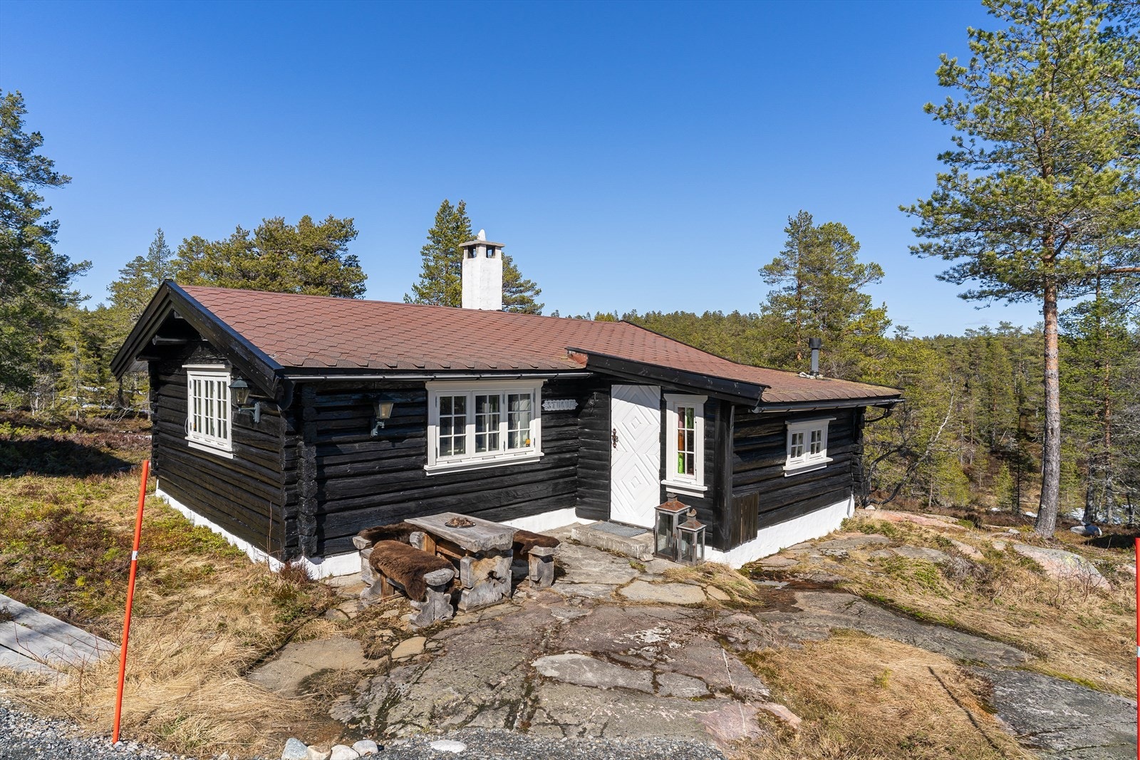 Hytta ligger sørvendt til med idyllisk utsyn og meget gode solforhold, og byr på fantastiske friluftsopplevelser rett utenfor døren - hele året. Galleribilde