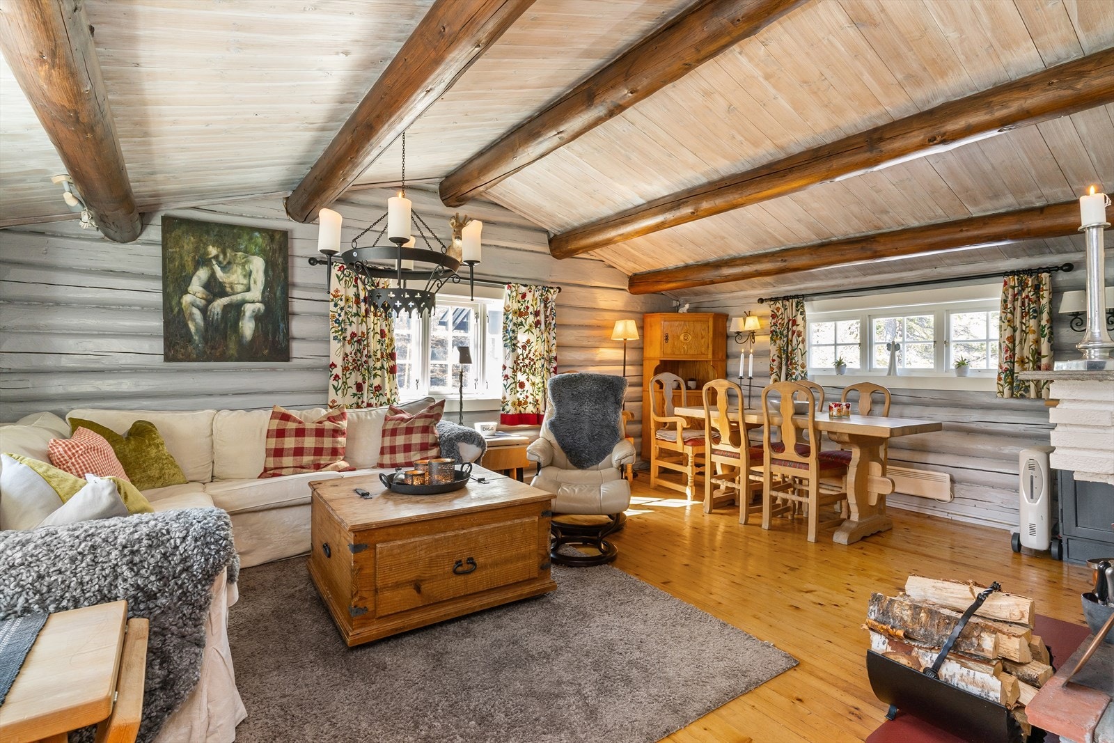 Hytta har en praktisk planløsning, med åpen løsning mellom stue og kjøkken. Galleribilde