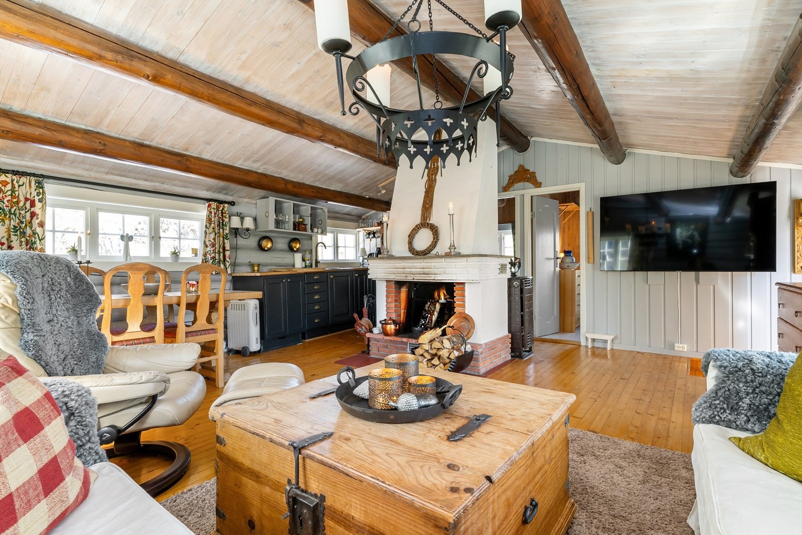 Det er også byttet vinduer i hytta. Det er kjøpt en ny TV som er vegghengt i hytta, som også vil følge med i handelen om ønskelig. Galleribilde