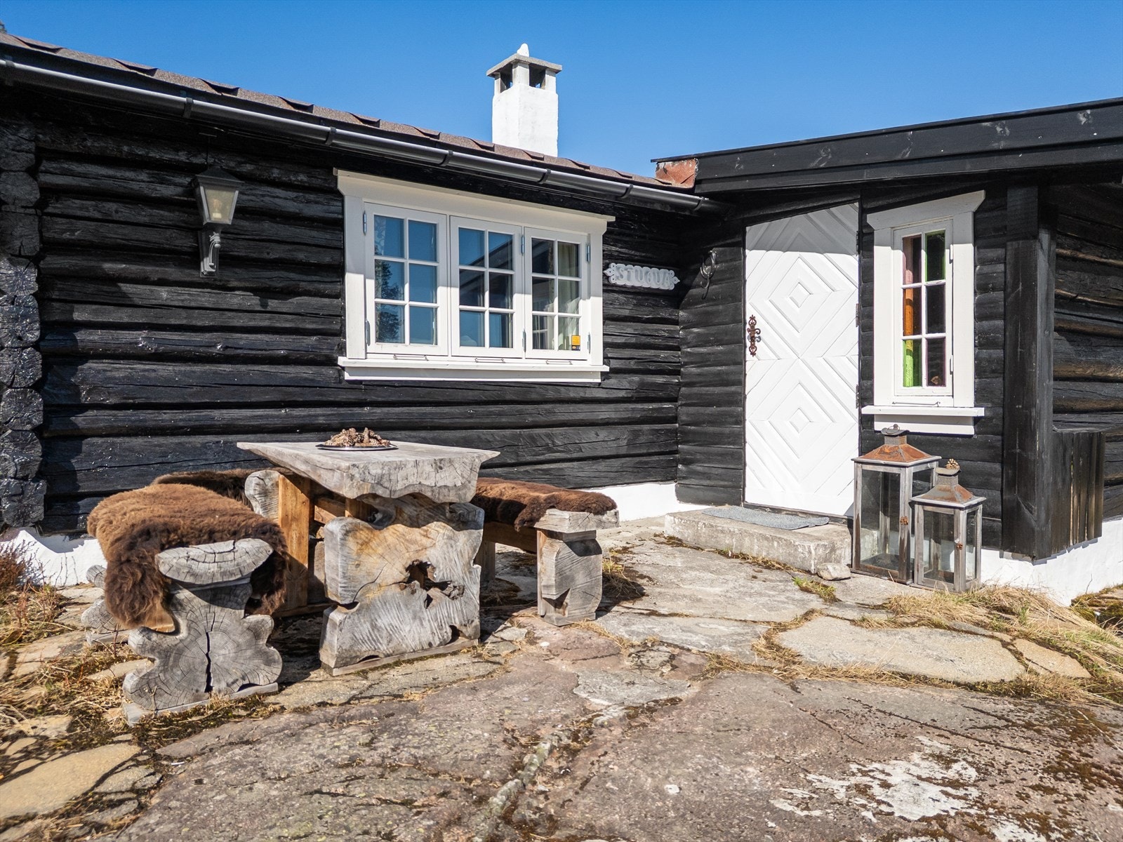 Eiendommen har flere fine uteplasser, med fine solforhold. Galleribilde