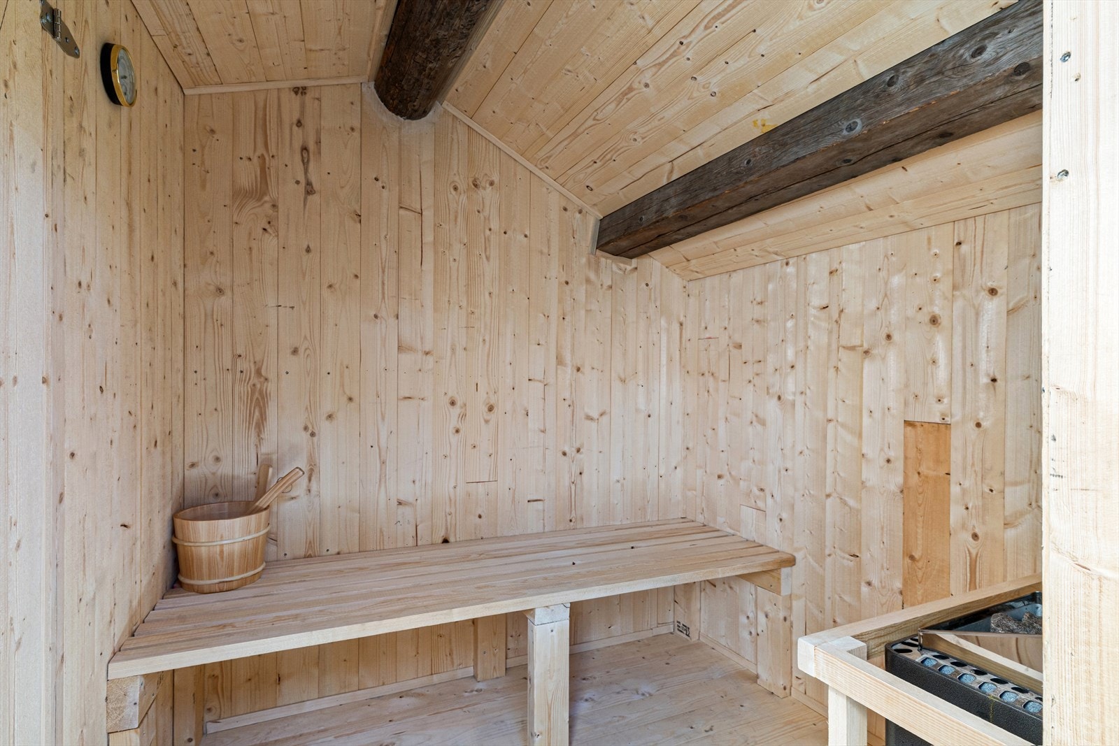 Her er det satt inn en elektriske ovn med steintopp, og det er lagt godt med strøm ut. Galleribilde