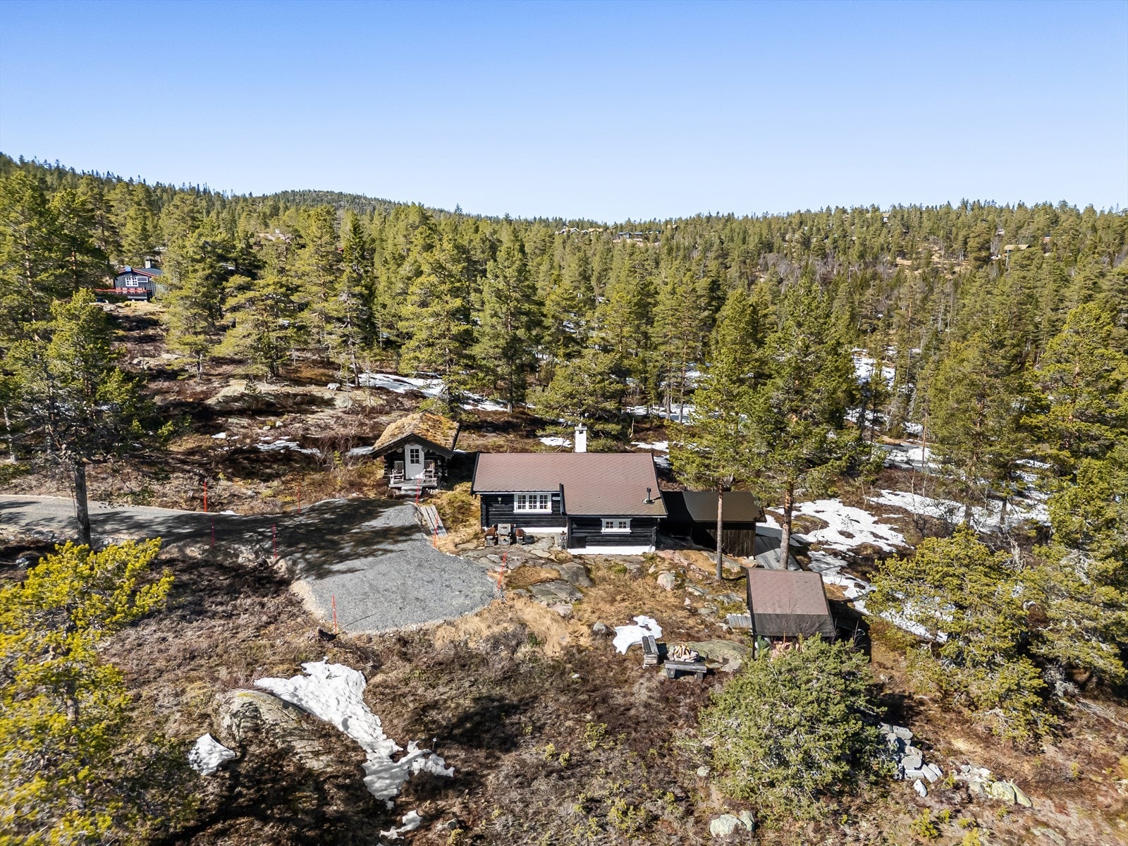 Hytta har en flott beliggenhet vendt mot sør, som sikrer både hyggelig utsyn og gode solforhold. Usjenert, stille og fredelig. Galleribilde