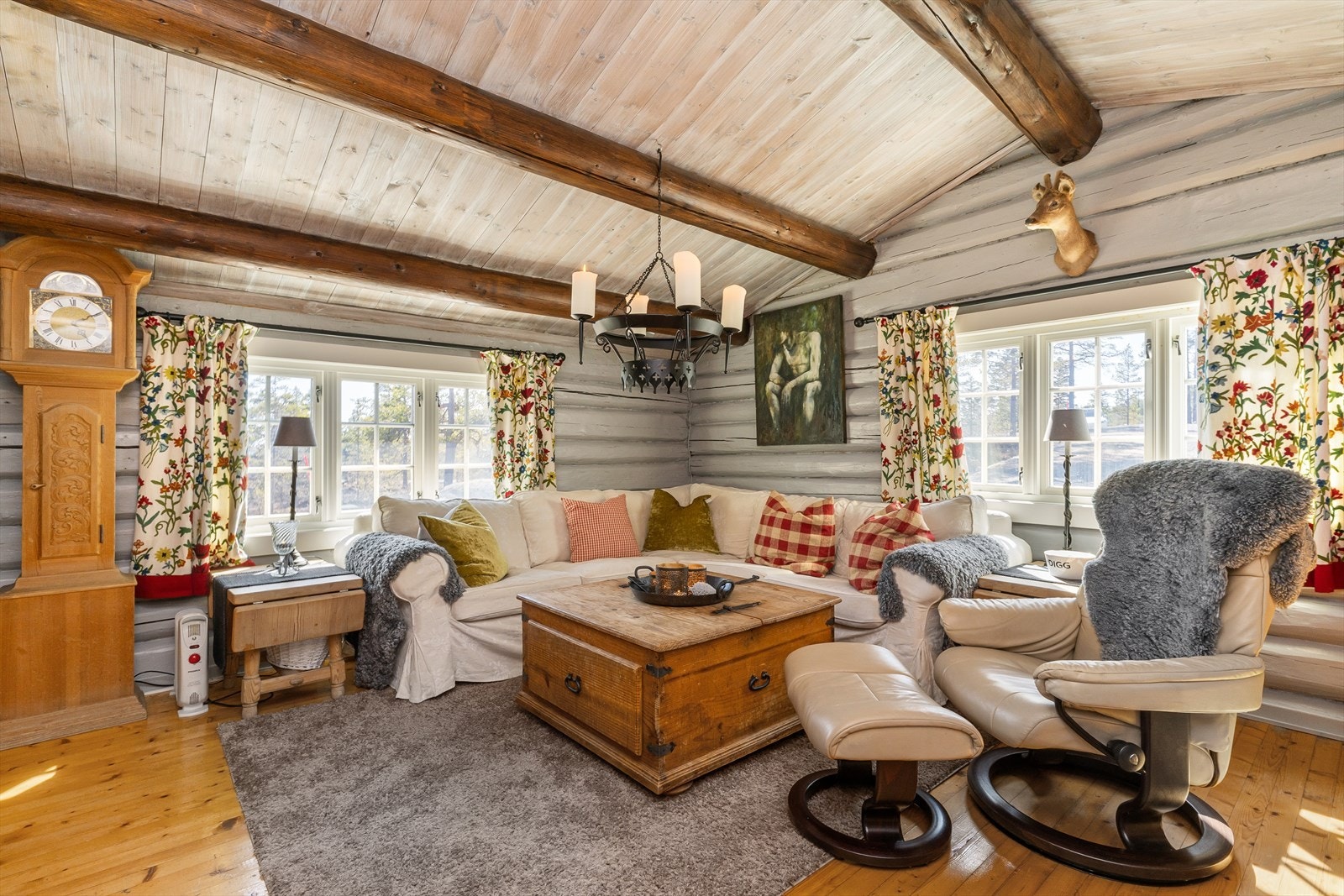 Hytta har malte tømmervegger, beiset himling og tregulv. Galleribilde