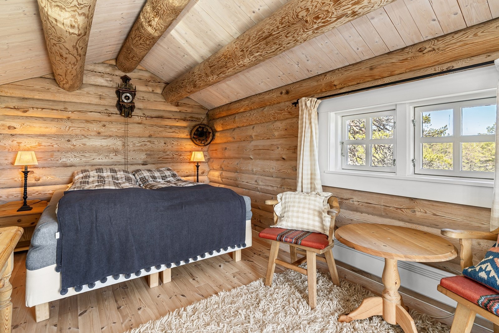 Annekset selges slik det fremstår på visning, og vil kunne overtas møblert om ønskelig. Rommet fungerer i praksis som et soverom 3 for eiendommen. (ikke søkt og godkjent som rom til varig opphold) Galleribilde