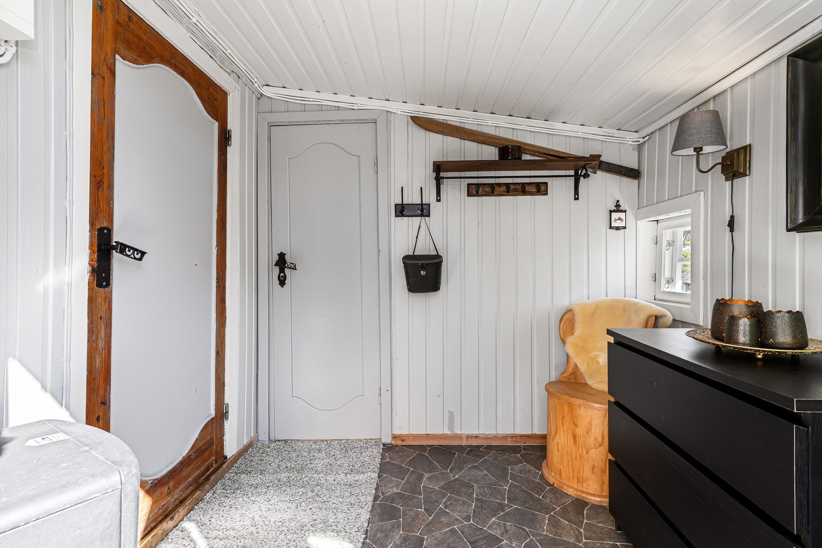 Her er det god plass til å henge fra seg yttertøy. Galleribilde