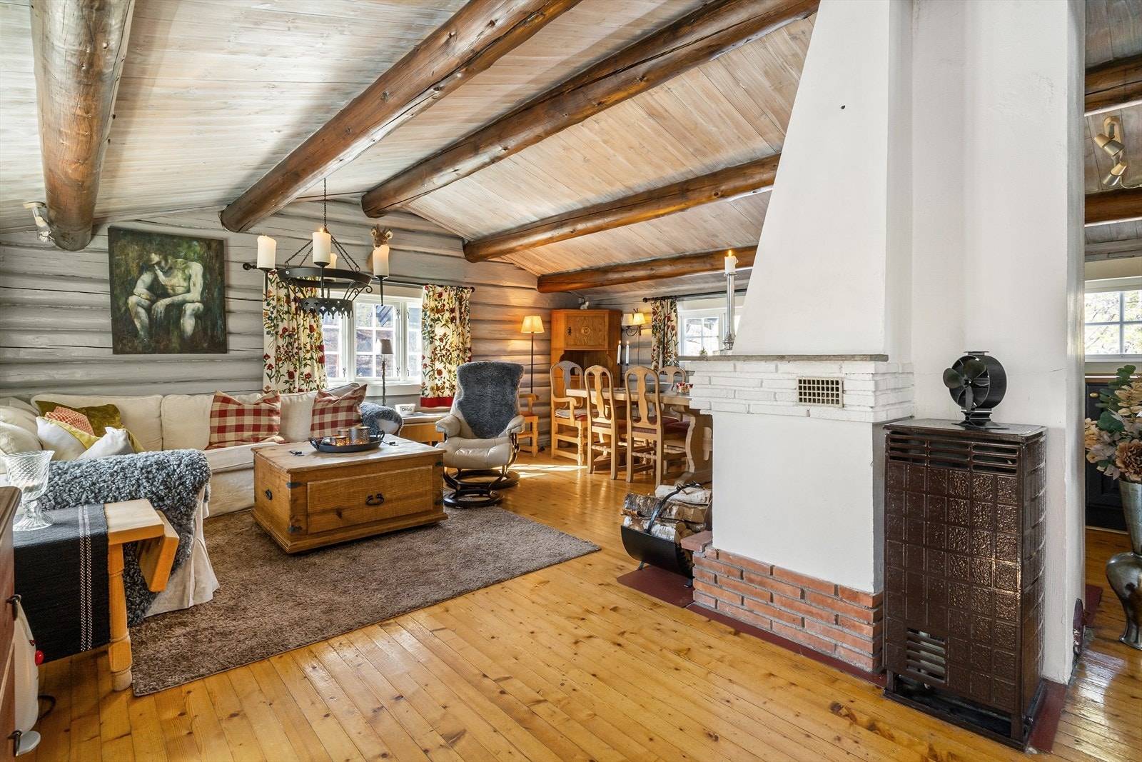 Hytta har et tradisjonelt utrykk med laftet hovedhytte. Galleribilde