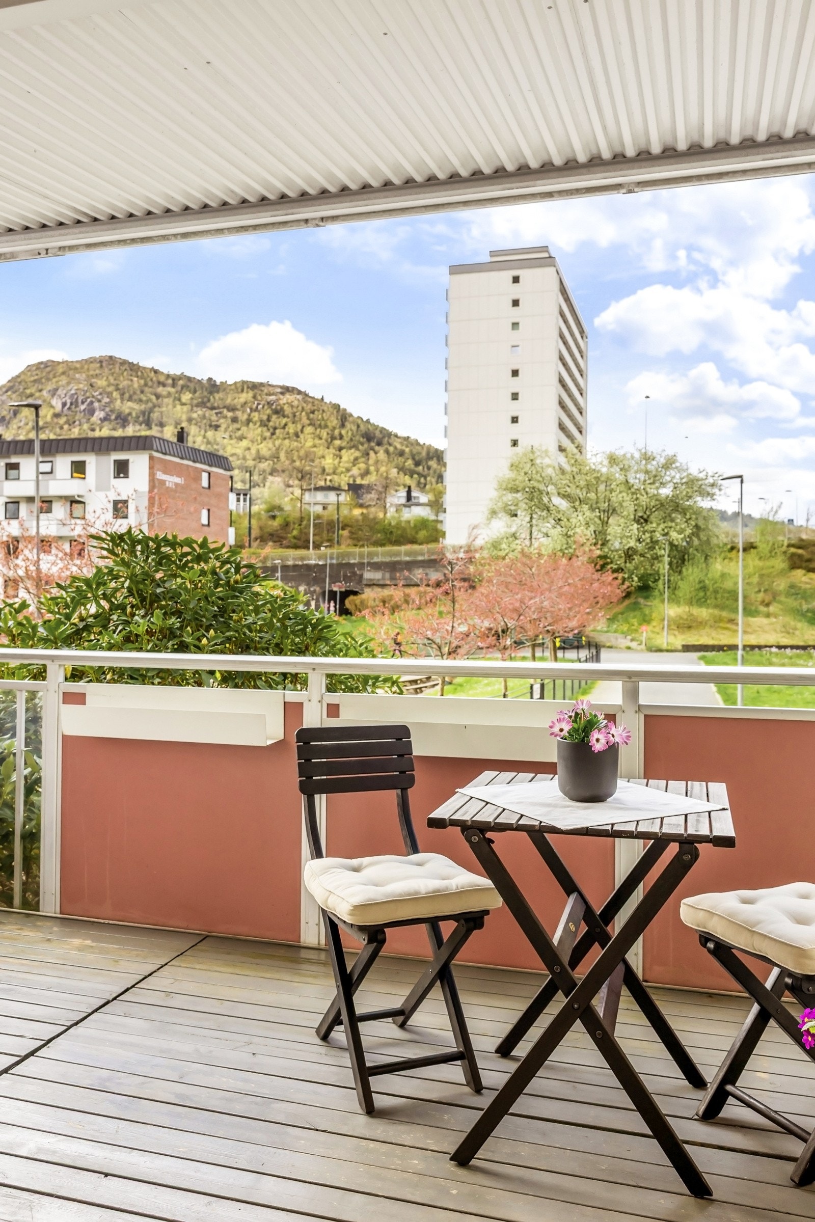 Den herlige vestvendte balkongen på 8,2 kvm har svært gode solforhold og flott utsikt over fellesområdene og mot Lyderhorn. Galleribilde