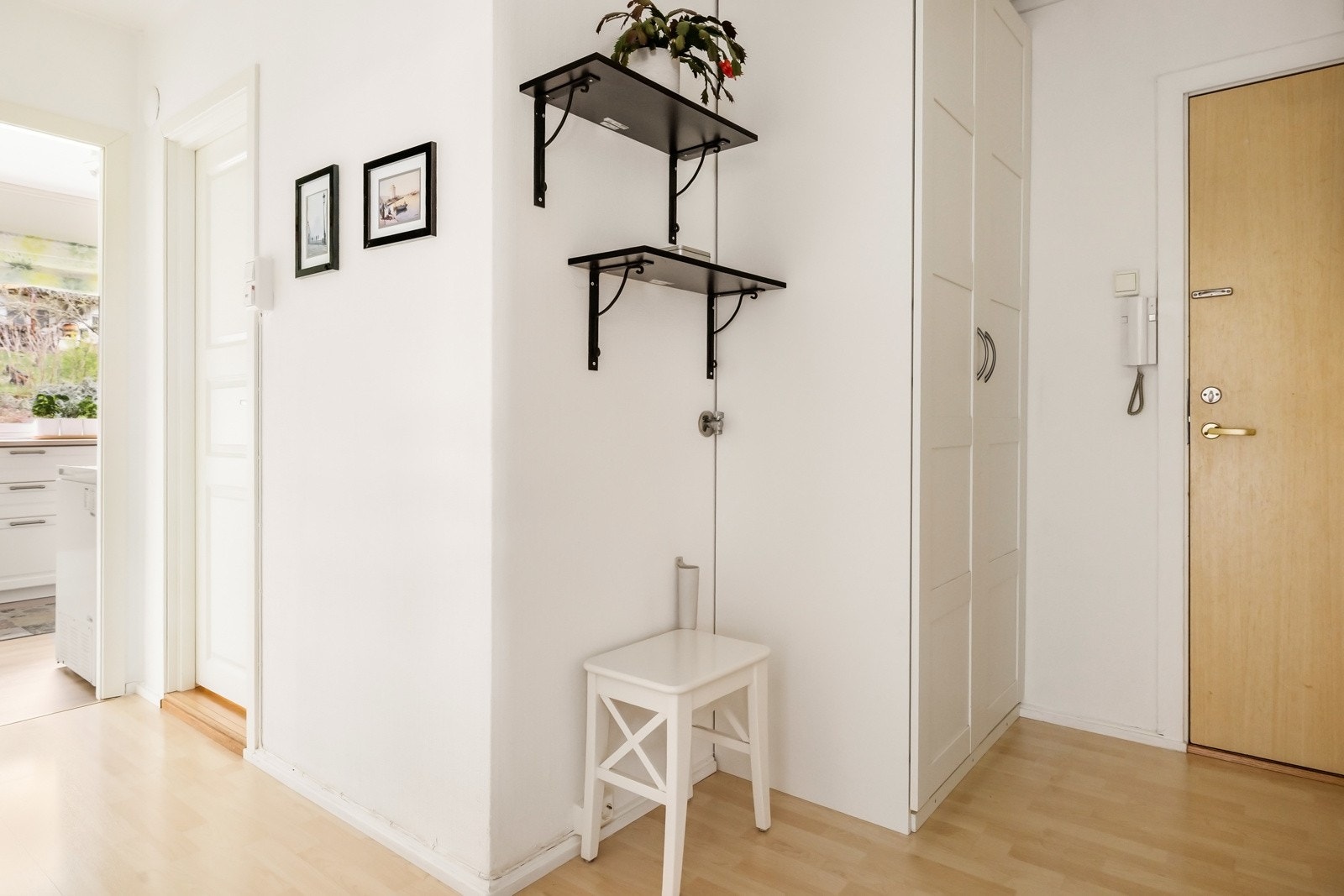 Gangen er lys og romslig, og fordeler leilighetens rom naturlig utover. Galleribilde