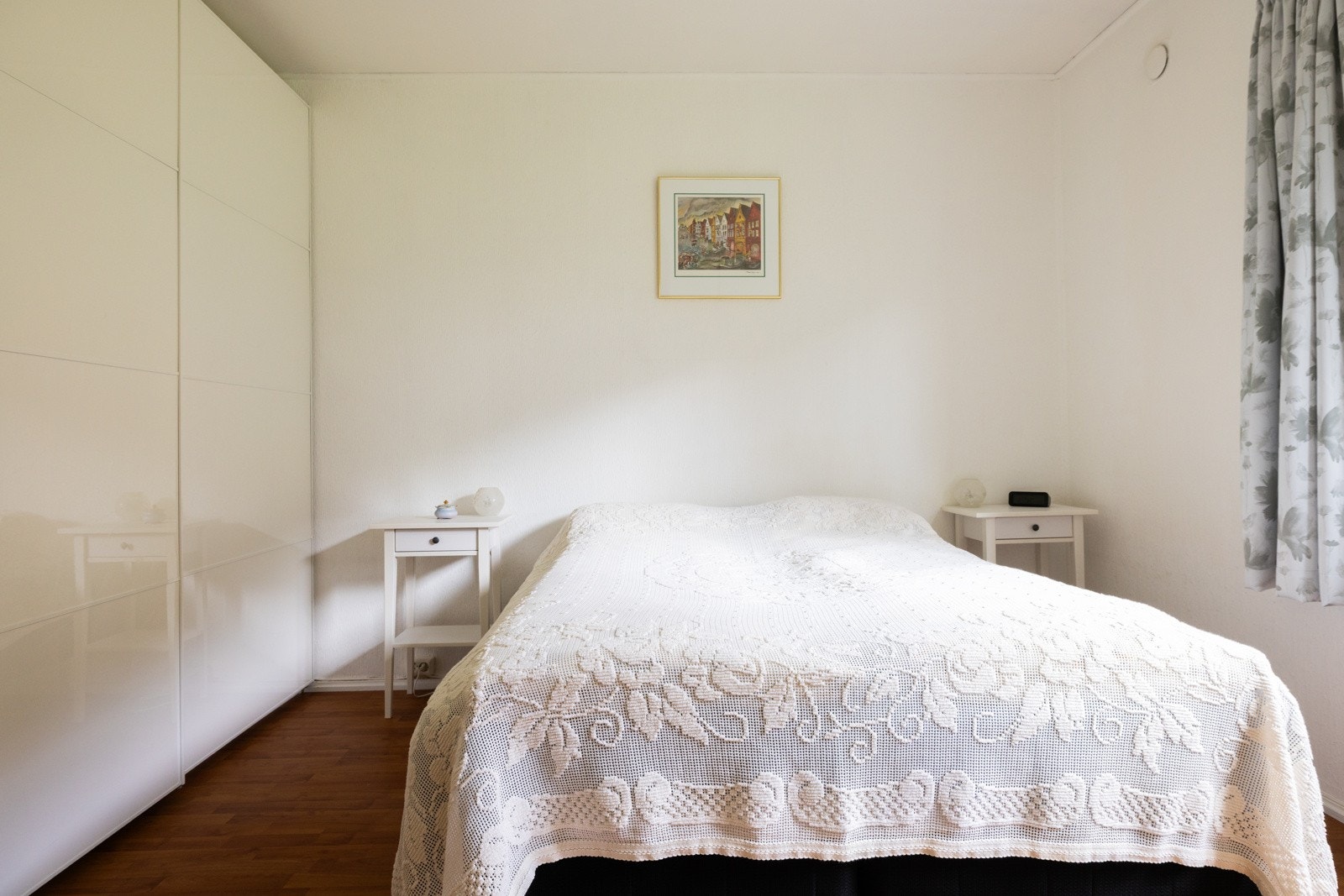 Soverommene er malt i en dus og behagelig fargepalett, og har laminat på gulvene. Galleribilde