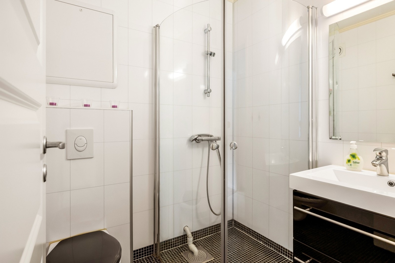 Fra leilighetens gang har du tilkomst til det lyse og tidløse baderommet på 3,0 kvm fra 2014. Det er keramiske fliser på gulv, baderomsplater på vegger og malte flater i himling. Galleribilde