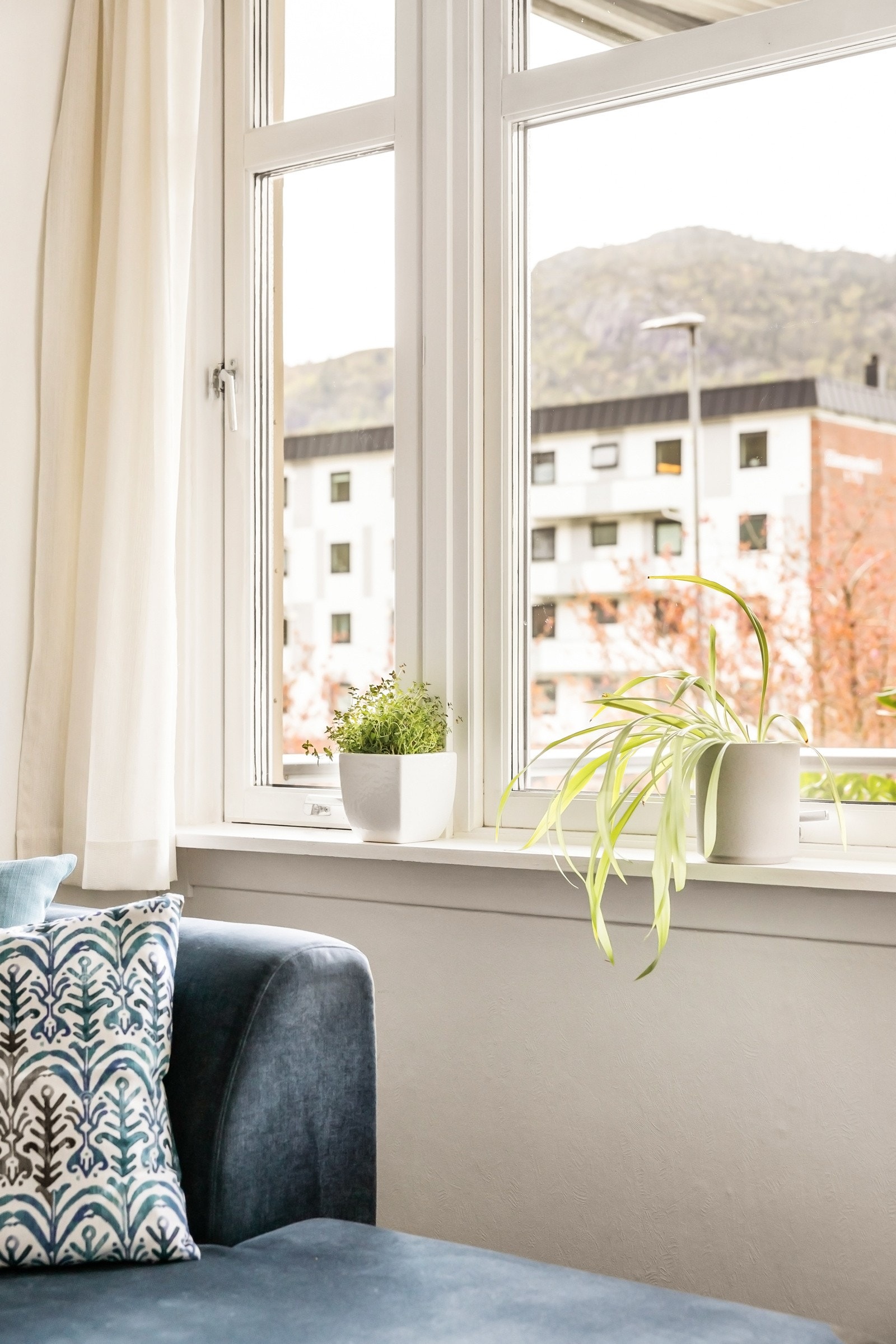 Førsteinntrykket er lyst, åpent og luftig, noe som går igjen i hele leiligheten. Gulvet i stuen er belagt med en mørk parkett på gulvet og overflatene er holdt i lyse og moderne fargevalg. Galleribilde