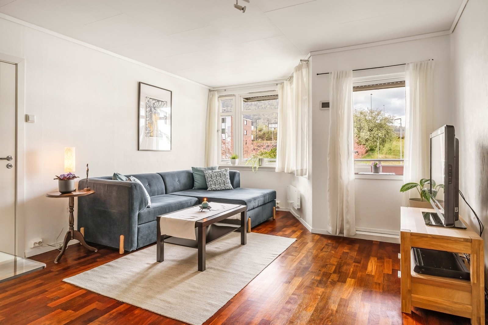 Fra stuen har du tilkomst til en herlig vestvendt balkong på 8,2 kvm. Det er svært gode solforhold og flott utsikt over grøntområdene i borettslaget og mot Lyderhorn. Galleribilde