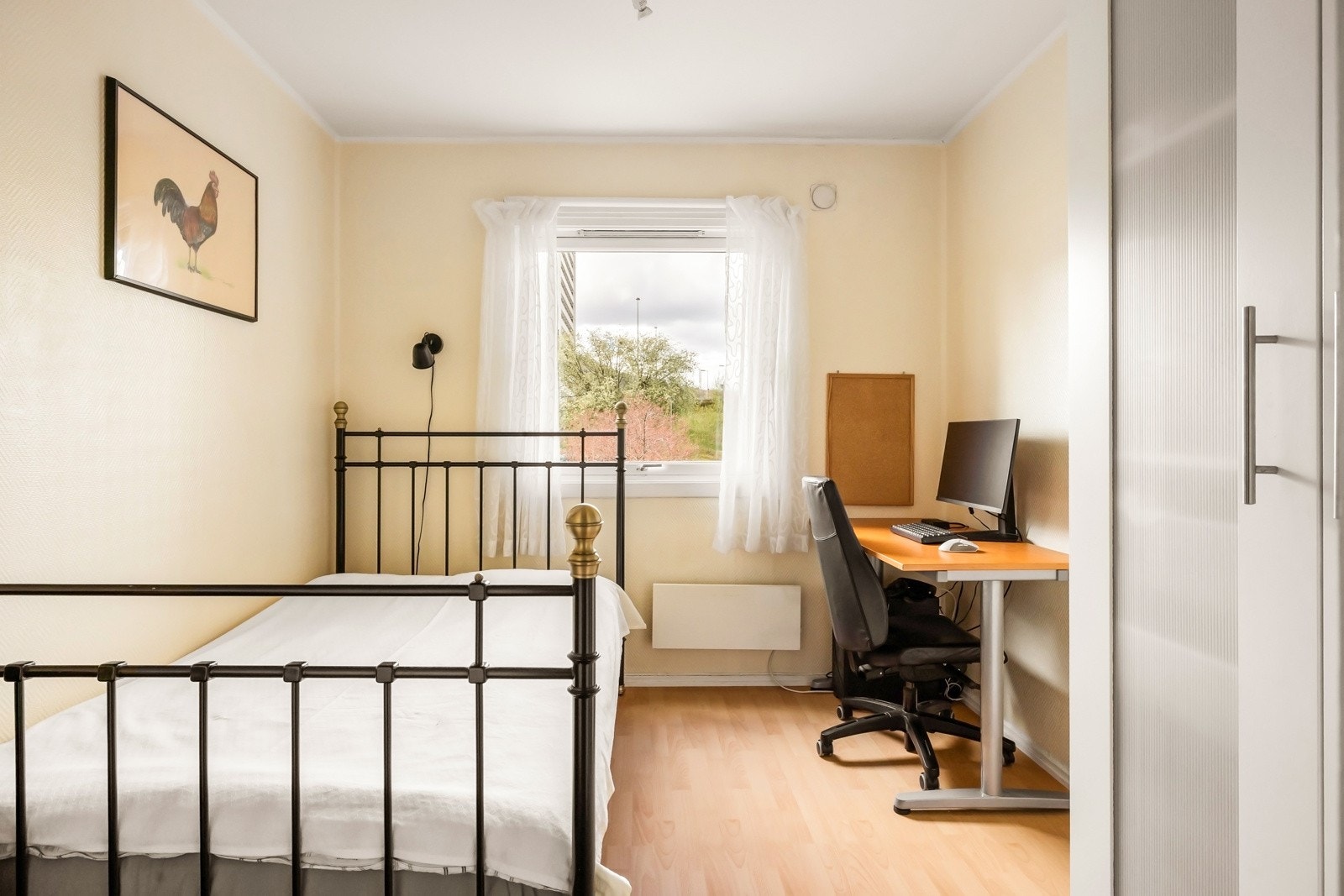 Det er to gode soverom i leiligheten på henholdsvis 14,9 kvm og 8,4 kvm. Galleribilde