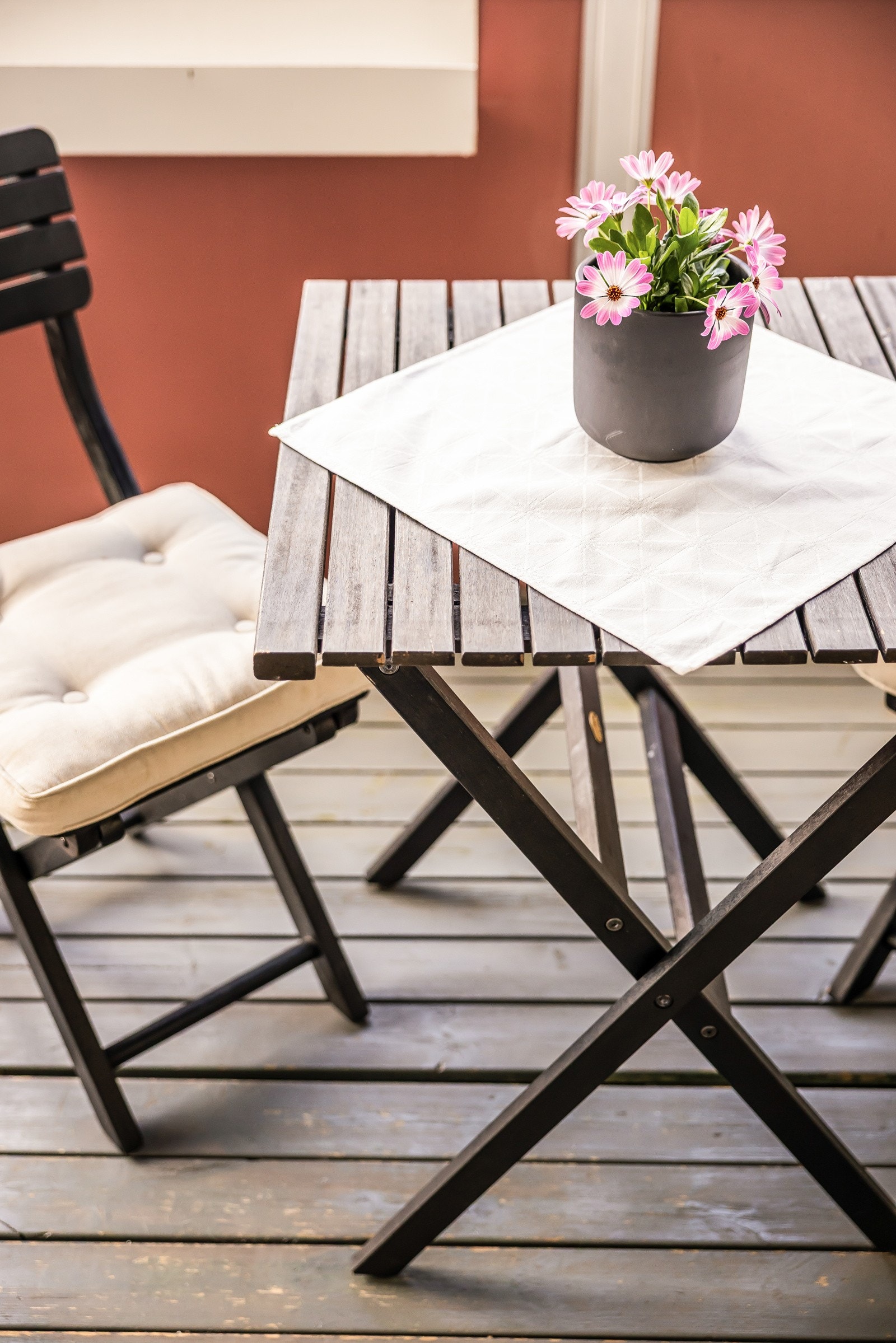 Her kommer du til å nyte mange deilig soltimer i sommerhalvåret. Sett deg ned med favorittforfatteren, noe godt i glasset og kjenn skuldrene senke seg. Galleribilde