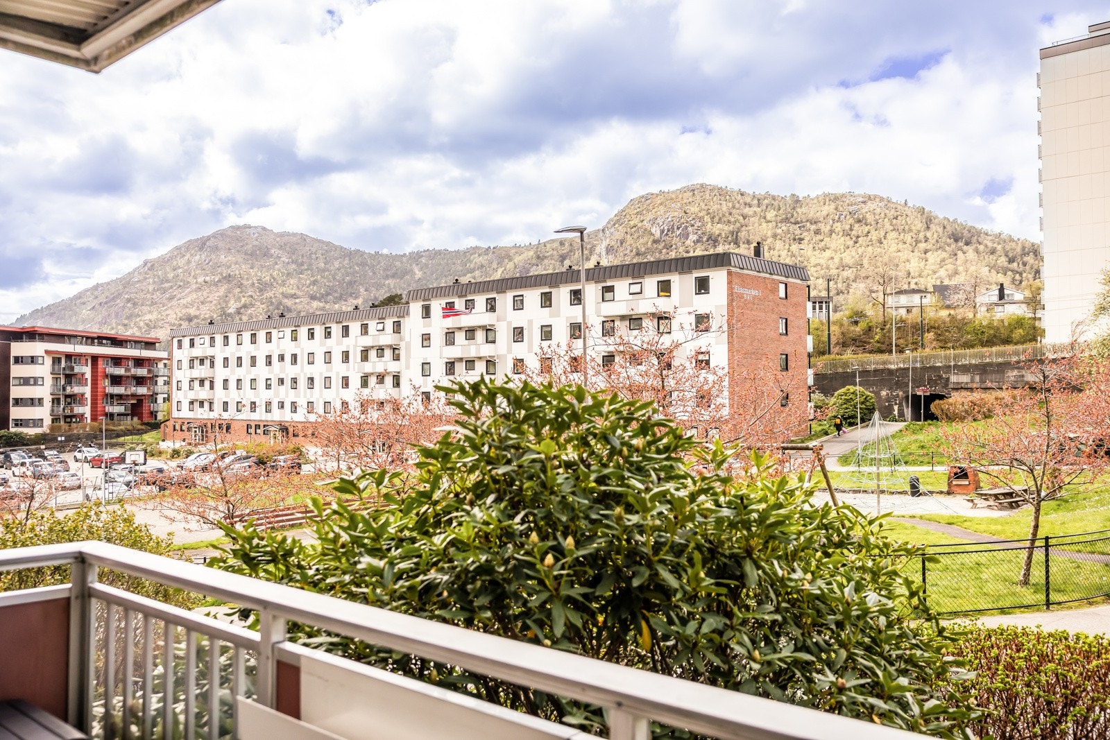 Lys & praktisk 3-romsleilighet med god planløsning, flott beliggenhet & stor, solrik, vestvendt balkong. Galleribilde