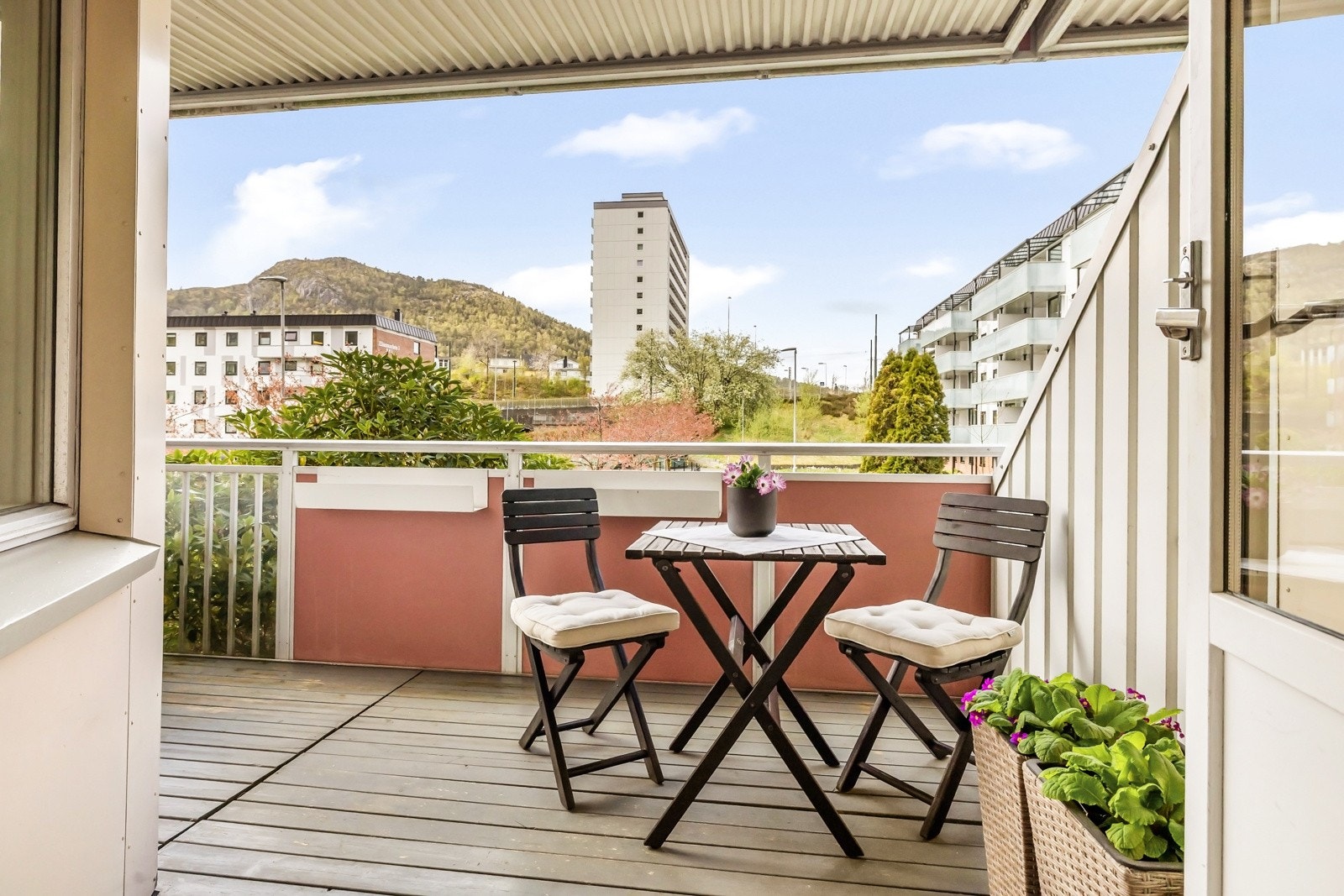 Flott utsikt mot Lyderhorn og borettslagets pent opparbeidede fellesområder. Galleribilde