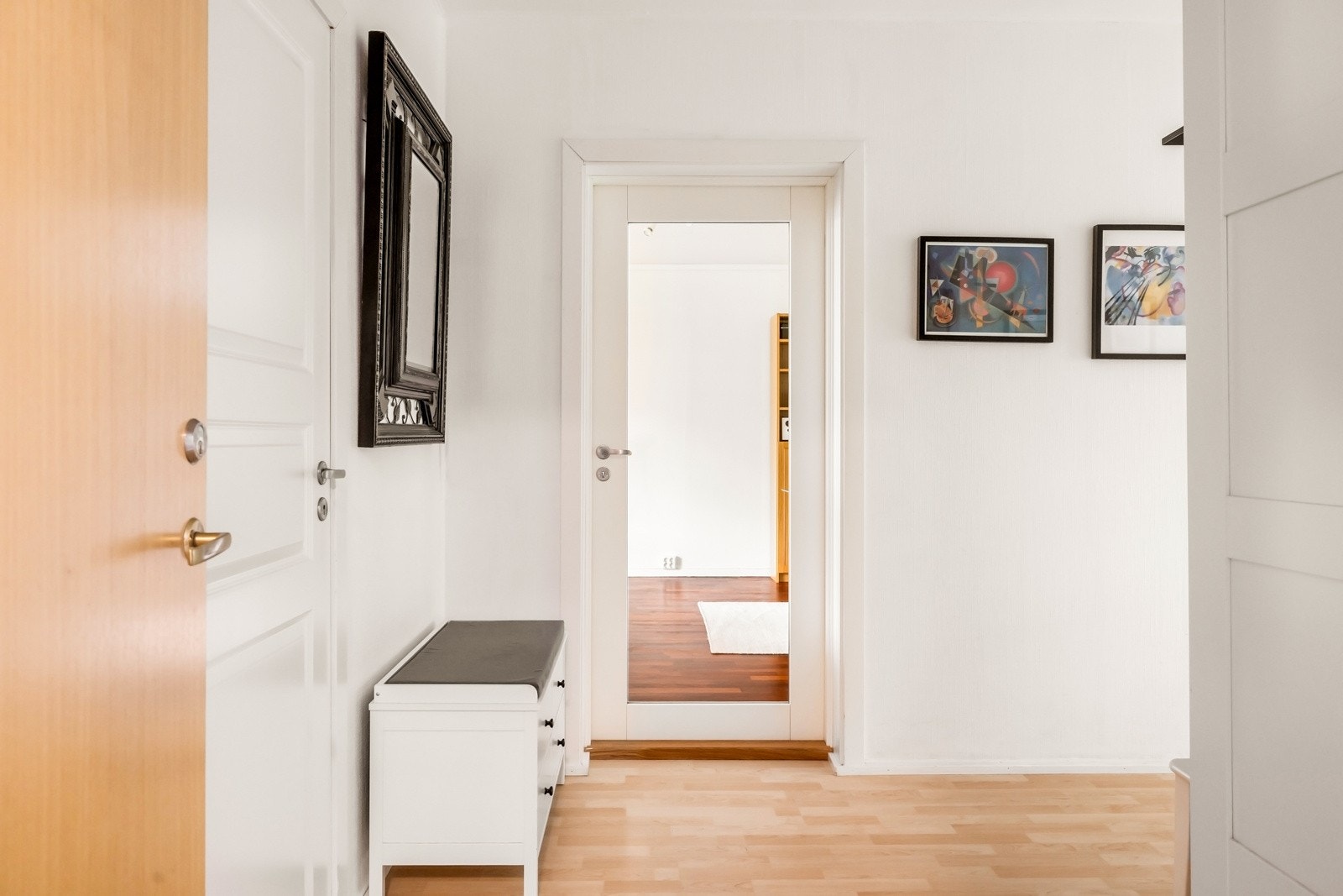 Soverommene ligger praktisk i hver sin ende av leiligheten, begge med tilkomst fra gangen. Galleribilde