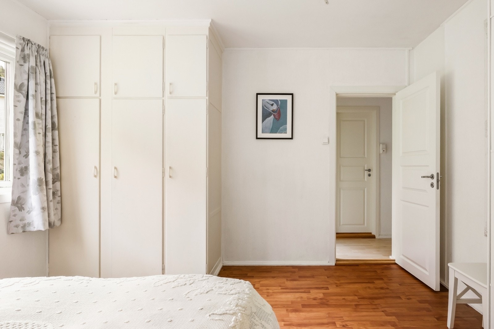 Godt med skapplass- og garderobeplass til tøy. Galleribilde