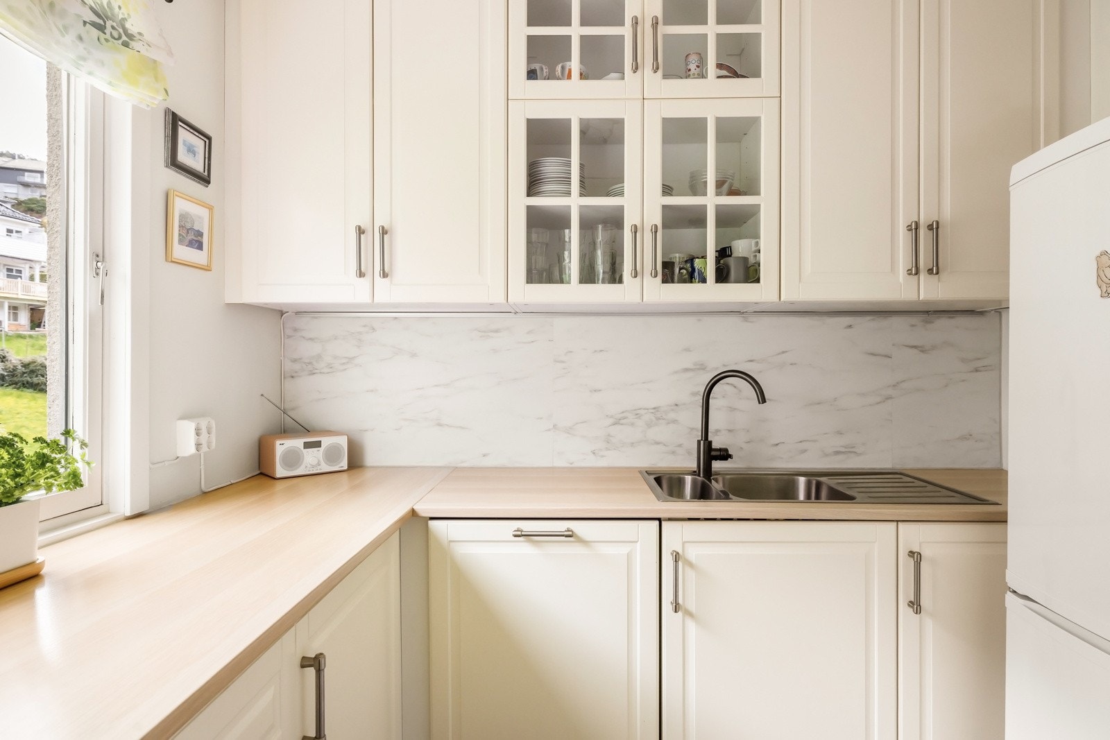 Kjøkkenet i denne leiligheten er praktisk plassert i et eget rom. Galleribilde