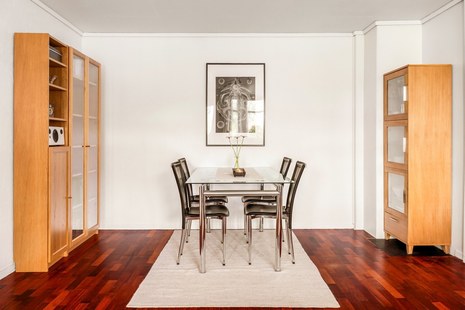 Stuen er romslig med god plass til en stor og sosial sofagruppe, spisestue og annen ønsket møblering. Galleribilde