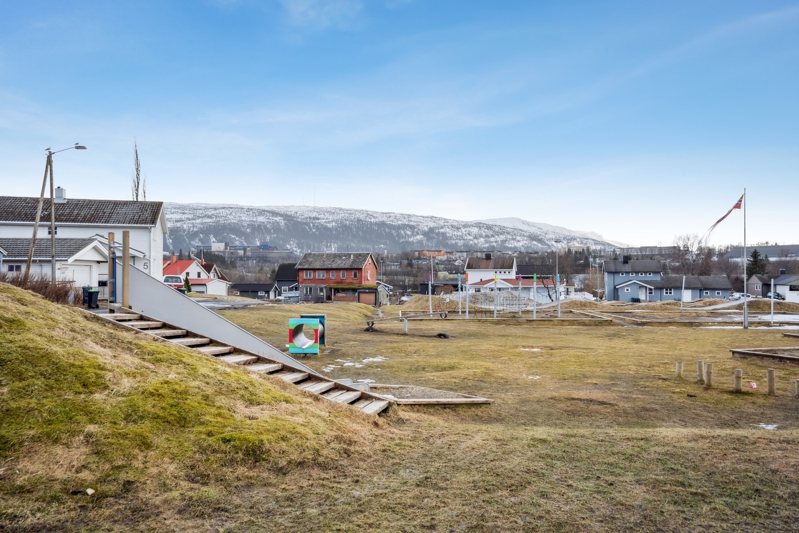 Stor lekeplass et steinkast unna boligen. Galleribilde