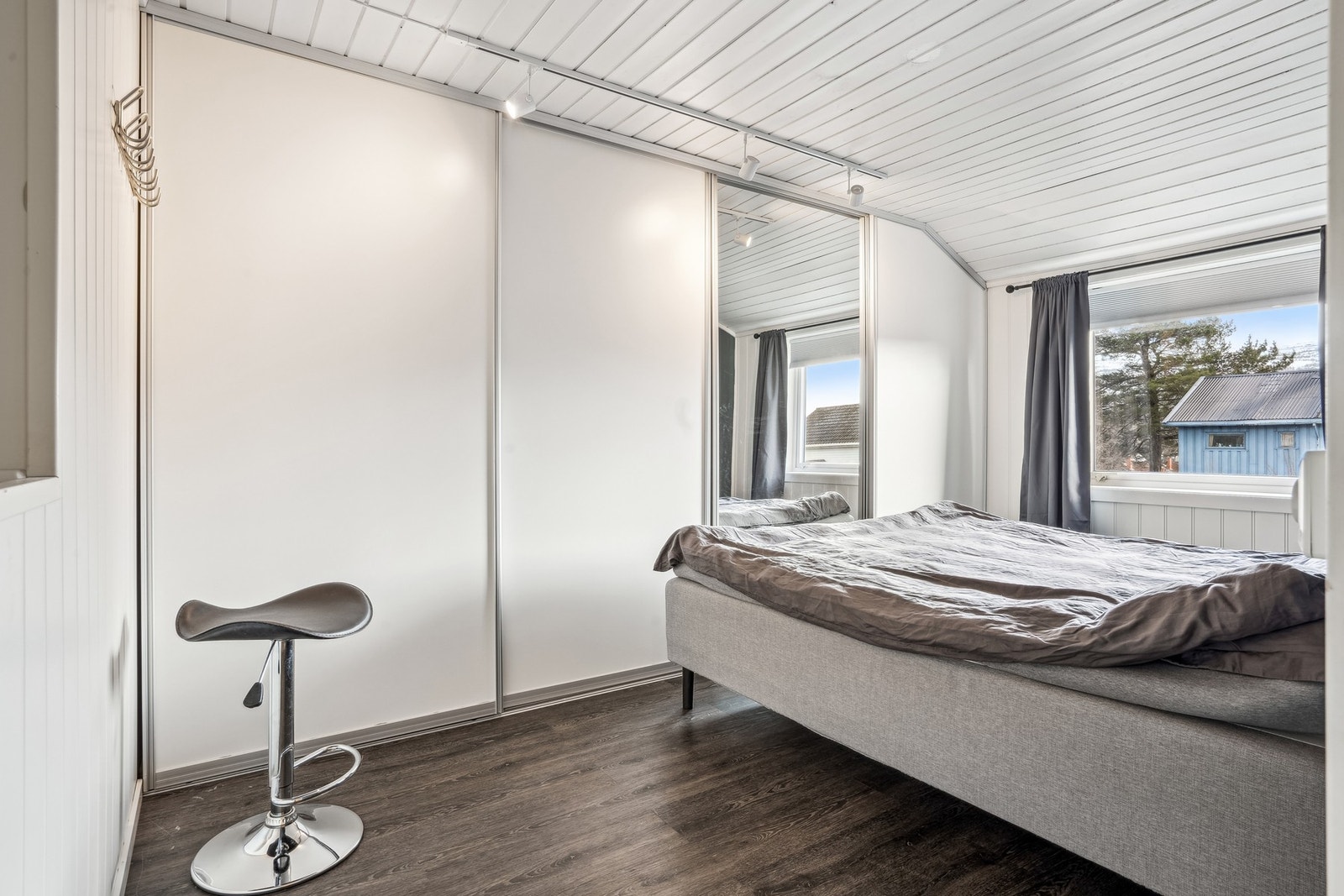 Hovedsoverommet har en stor skyvedørsgarderobe med speilfront. Galleribilde