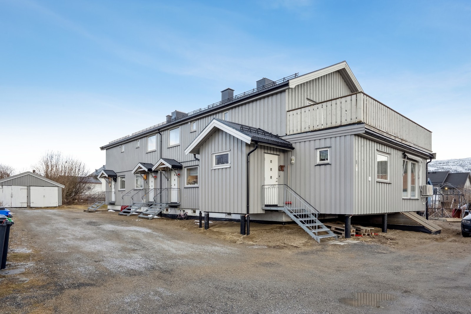 Rolig barnevennlig gate. Lite trafikkert vei. Galleribilde