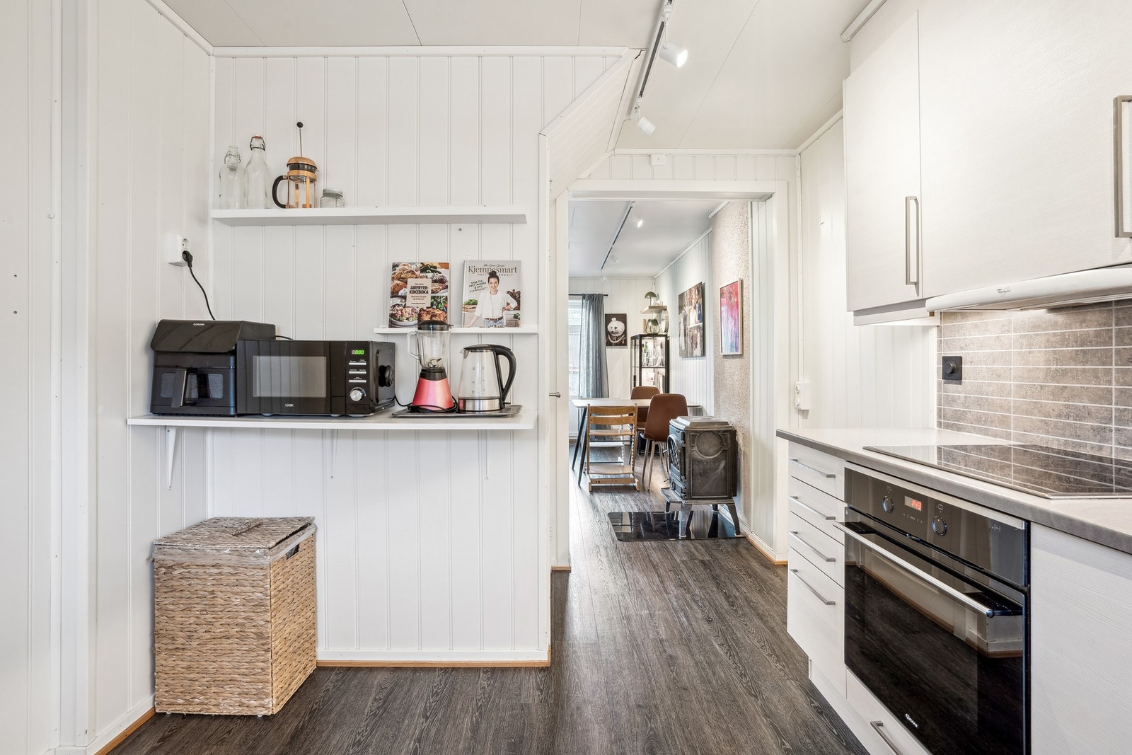 Hylleløsningen er perfekt for små kjøkkenmaskiner, kokebøker eller kaffestasjonen. Galleribilde