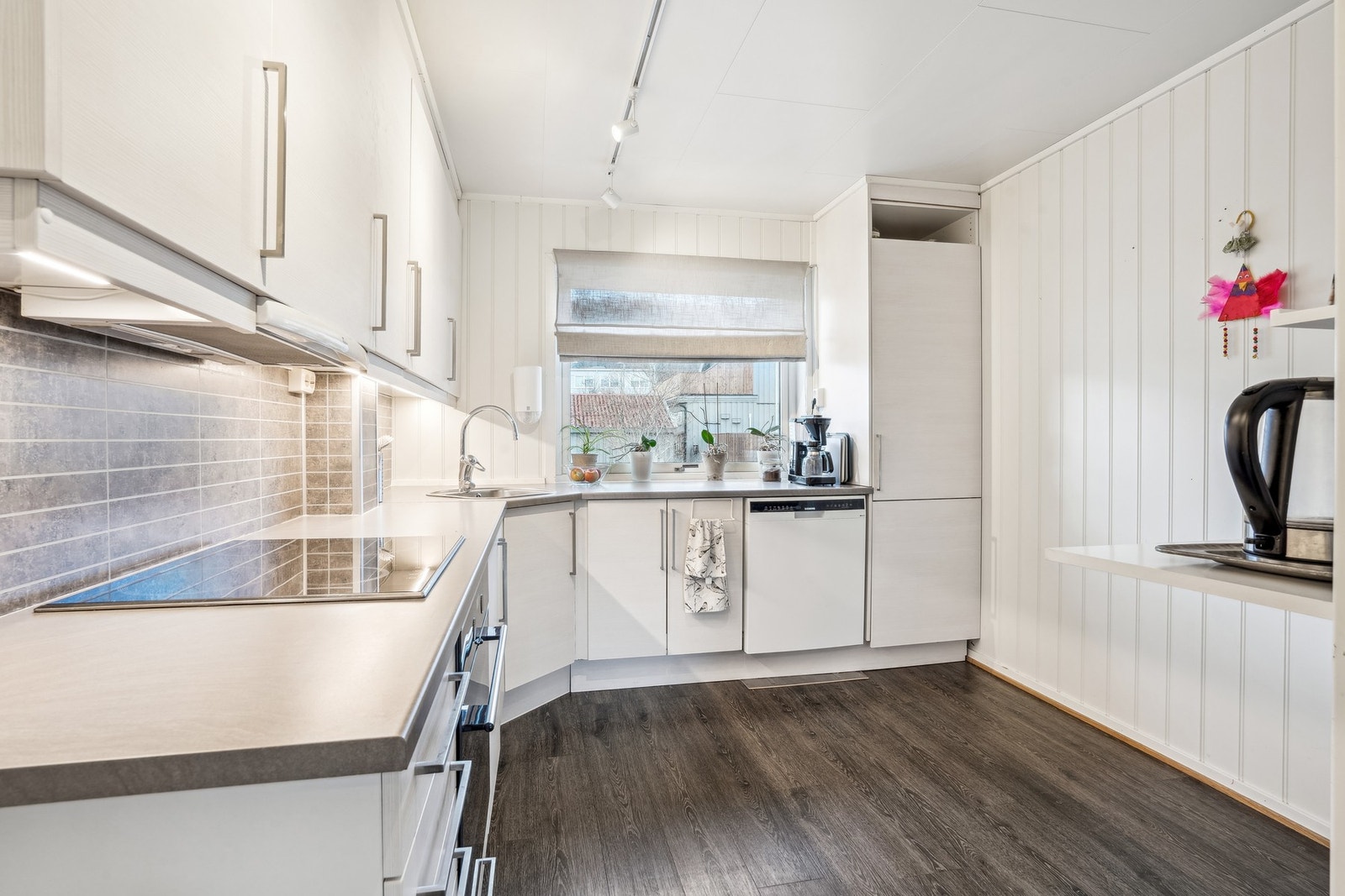 Det er integrert kjøleskap, komfyr, oppvaskmaskin og platetopp. Galleribilde