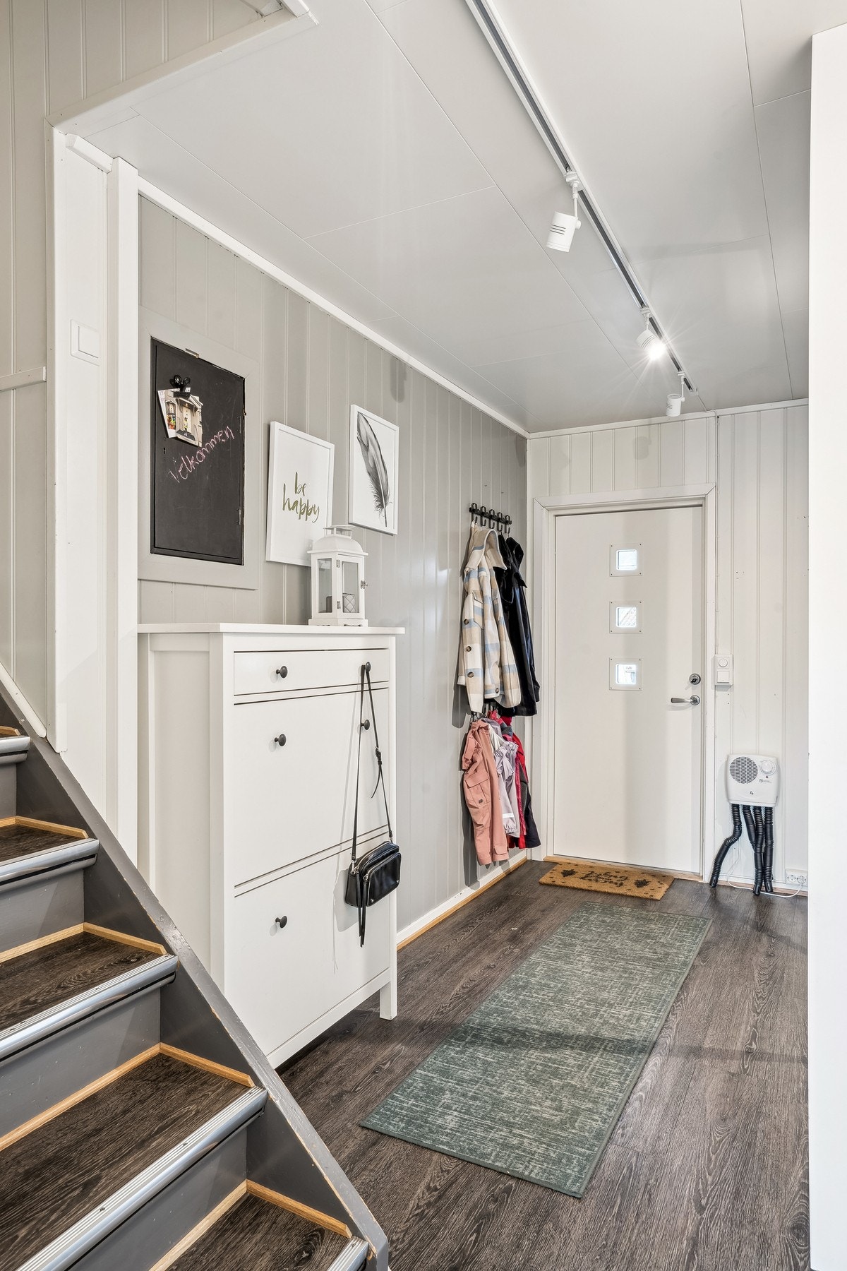 Stor entre med god plass til sko og tøy. Galleribilde