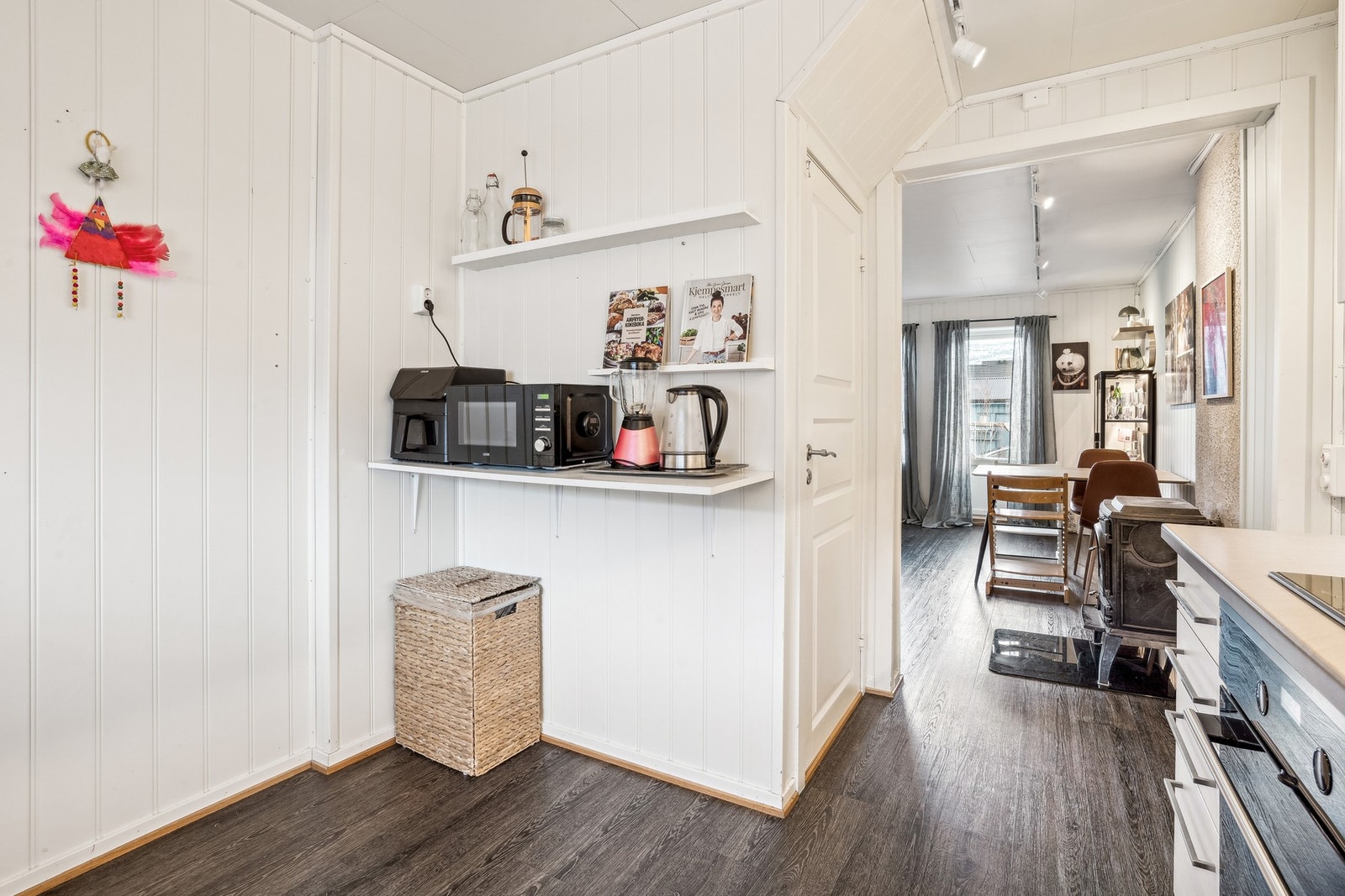 Fra kjøkkenet er det nedgang til kjeller. Galleribilde