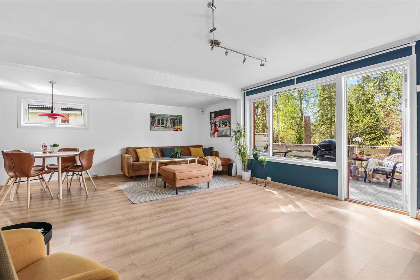 Stuen har godt med naturlig lys, med lysinslipp fra to sider. Fra stuen har du utgang til en stor og solrik terrasse. Galleribilde