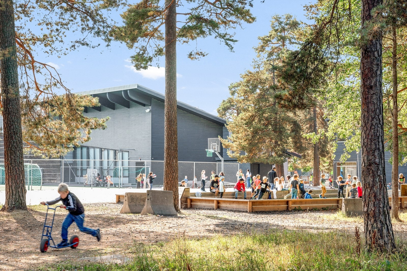 Eiendommen sogner til og har kort gangavstand til populære Oppsal skole som er kombinert barne- og ungdomsskole, og Vetland skole og ressurssenter for hørselshemmede. Galleribilde