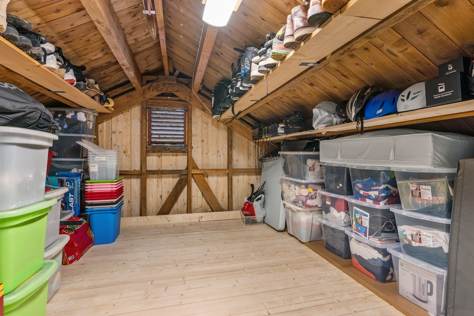 Praktisk loft med meget god plass til lagring og oppbevaring. Galleribilde