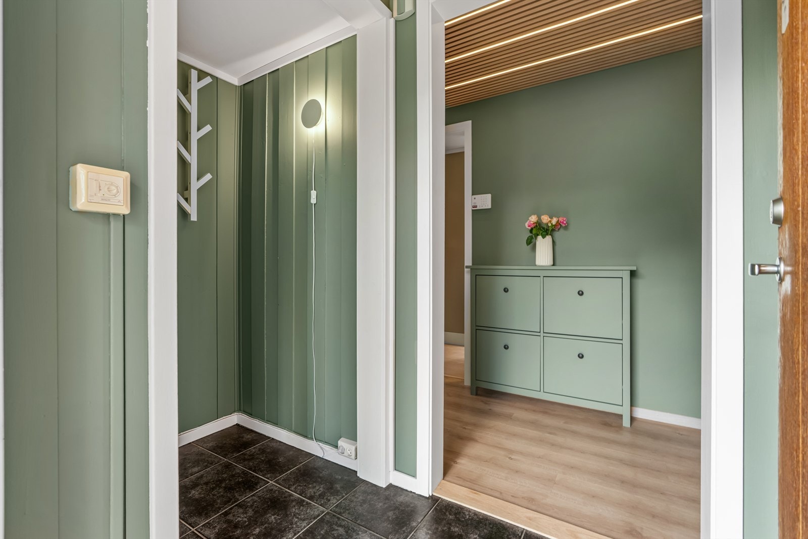 Rekkehuset har en utbygd og innbydende entré med en stor, praktisk walk-in-garderobe. Galleribilde