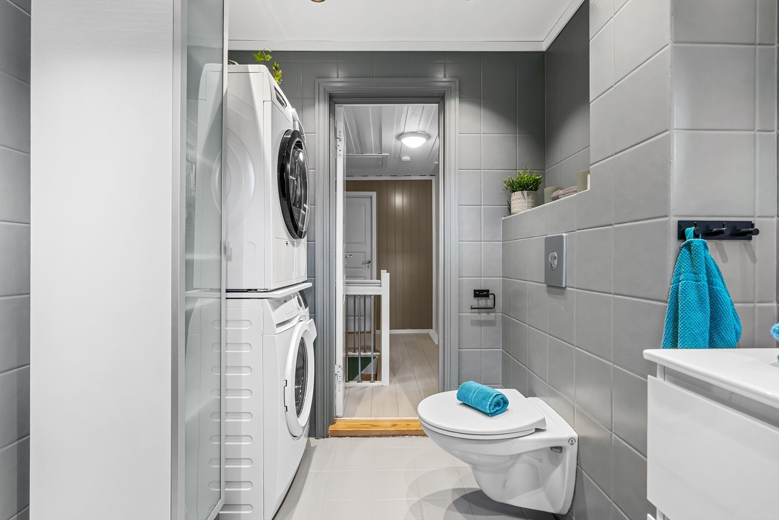 Videre har badet vegghengt klosett og opplegg for vaskemaskin. Galleribilde