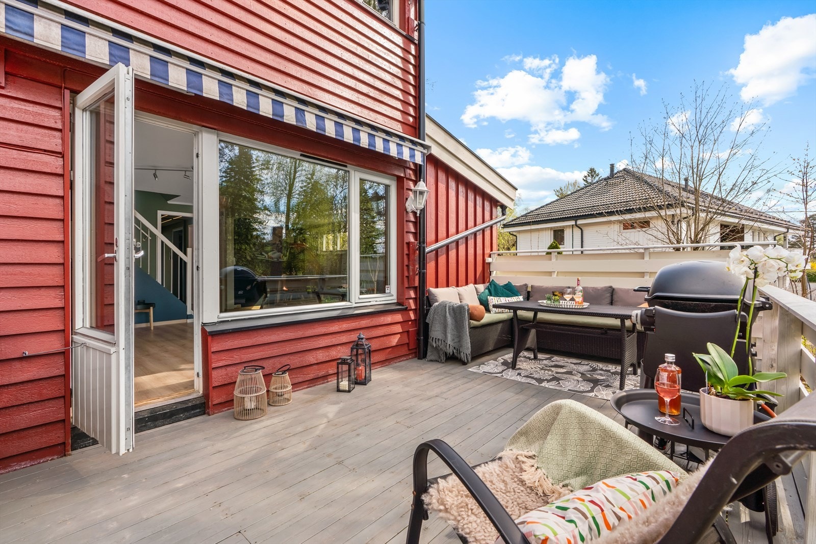 Terrasse er på 20 kvm som fungerer som en naturlig forlengelse av stuen på varme sommerdager. Galleribilde