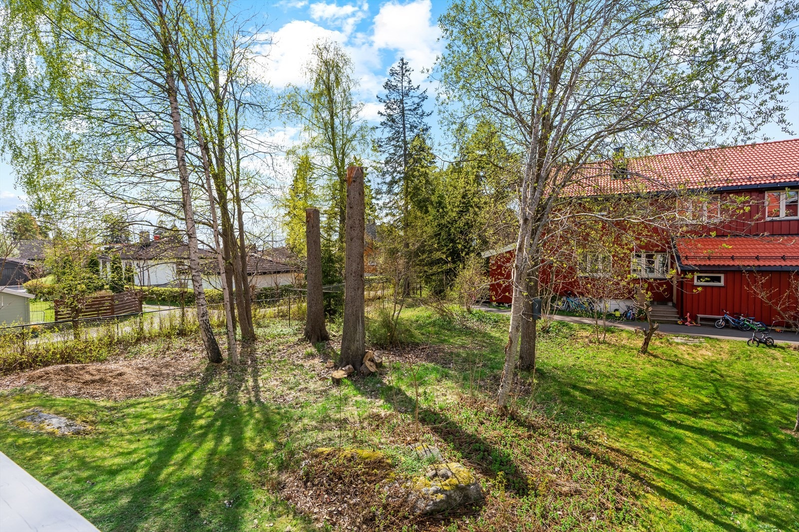 Terrassen vender ut mot et rolig, grønt fellesareal, med utsyn til lekeplassen - perfekt for barnefamilier. Galleribilde