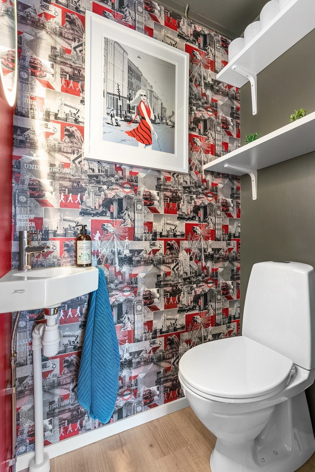 Praktisk toalettrom med klosett og servant. Galleribilde