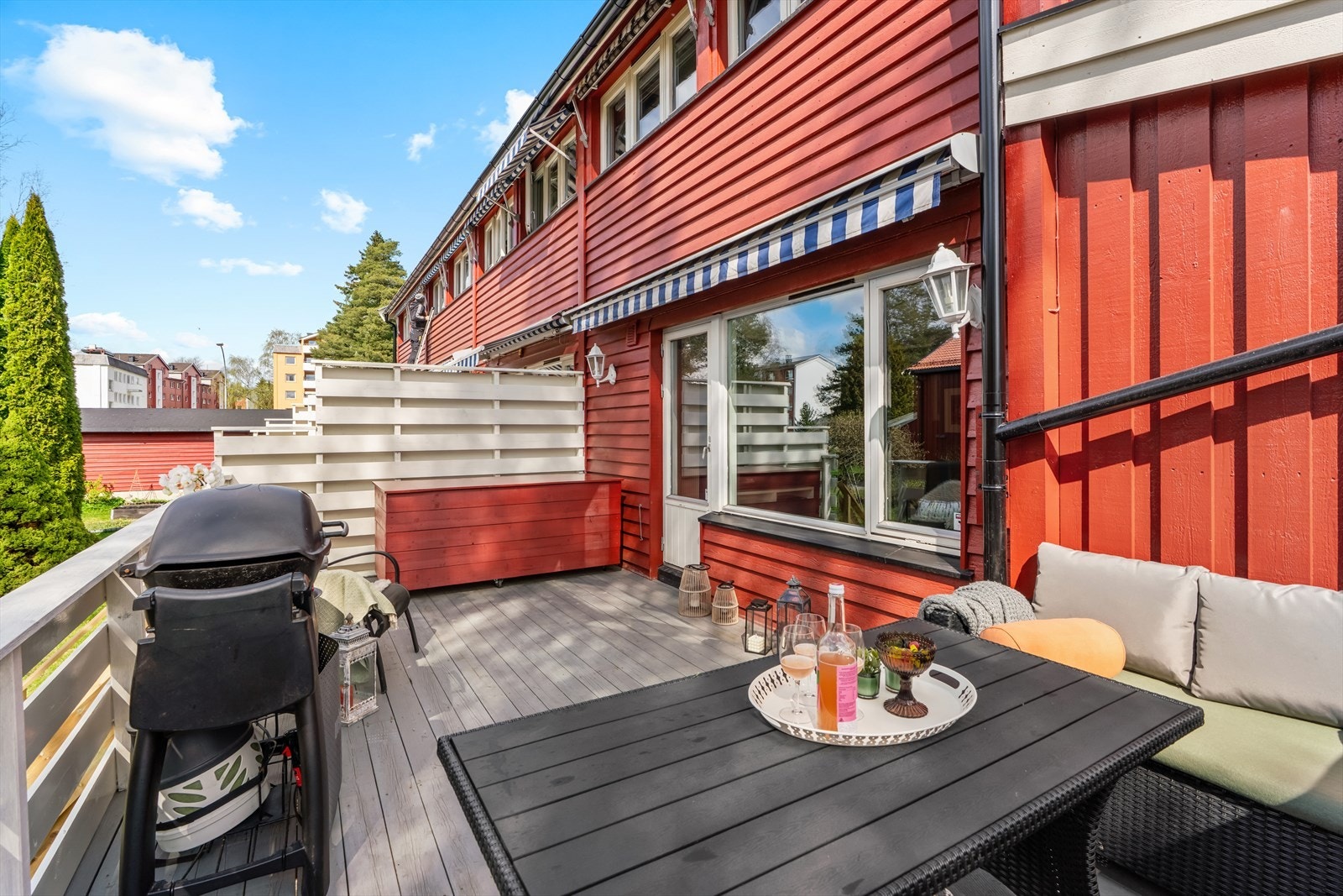 God plass til grill og utemøbler. Galleribilde