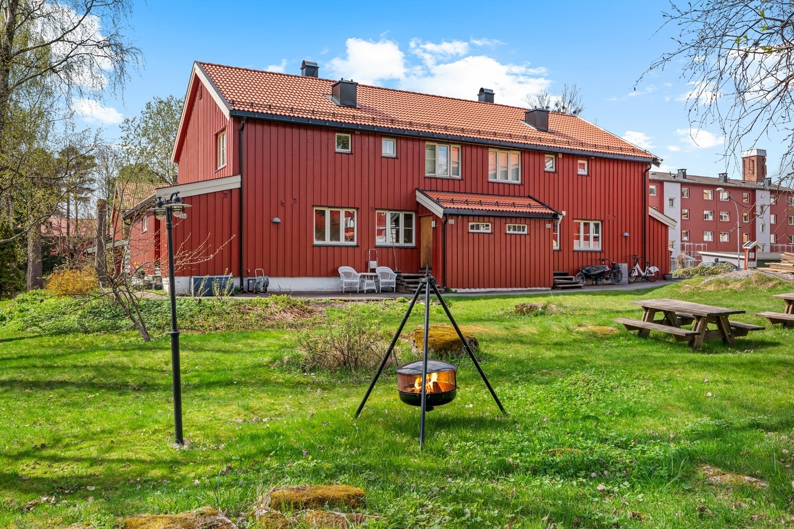 Borettslagets uteområde er en frodig grønn oase i sommerhalvåret, og en trygg og trivelig møteplass for både store og små hele året. Galleribilde