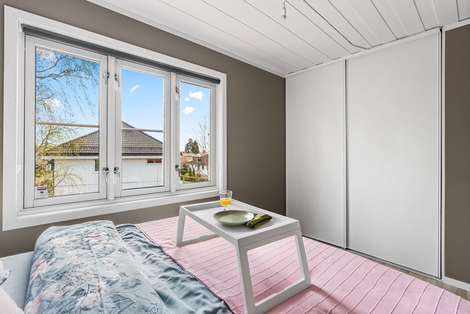 Vider har rommet en romslig skyvedørsgarderobe med god plass til oppbevaring. Galleribilde