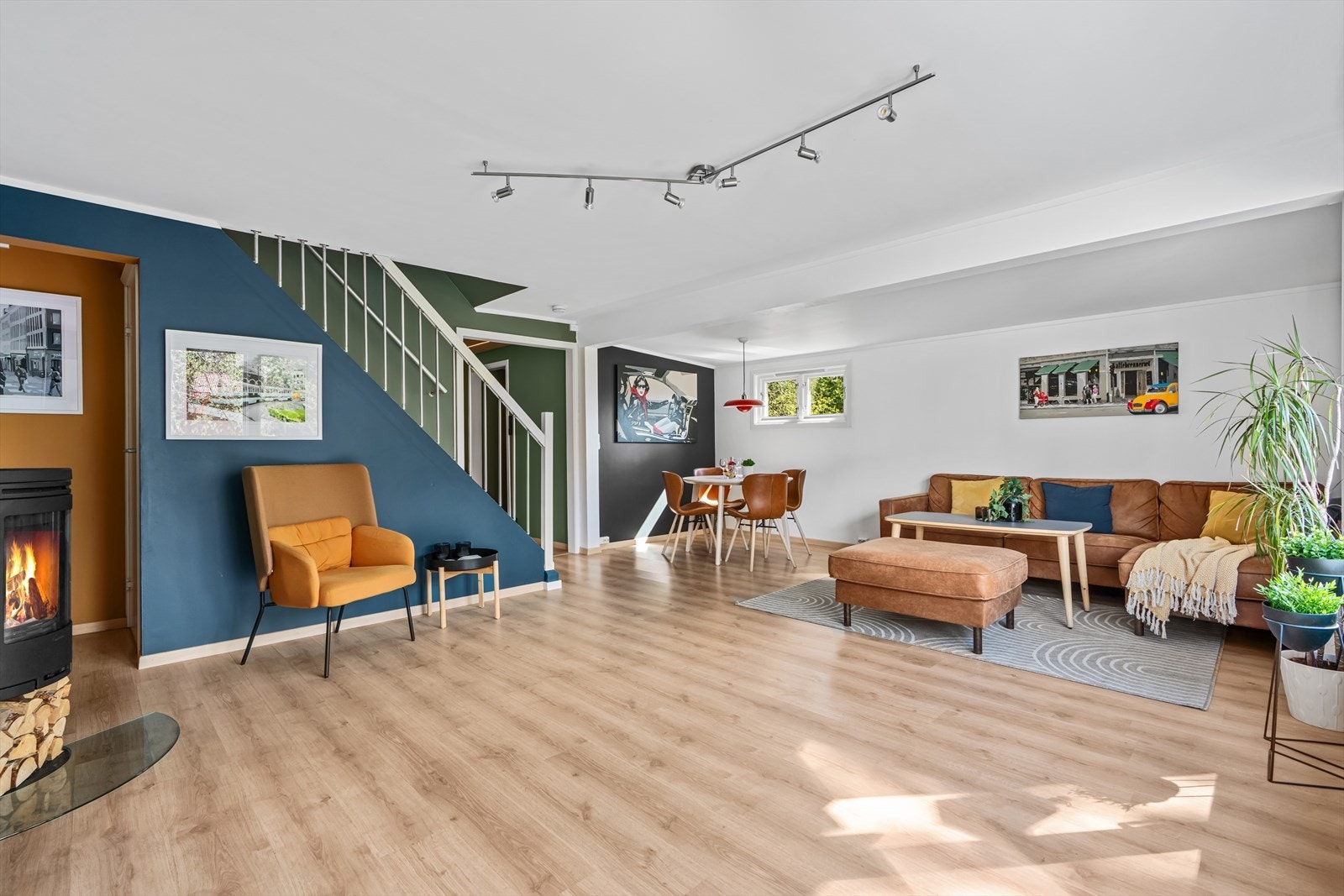 Stuen har god plass spisebord, sofagruppe og annet møblement. Den koselige peisovnen gir en ekstra varme og hygge. Galleribilde