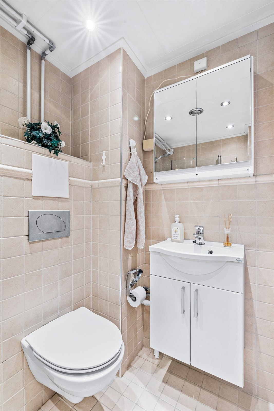 Badet har også en overskap med speilfronter. Galleribilde