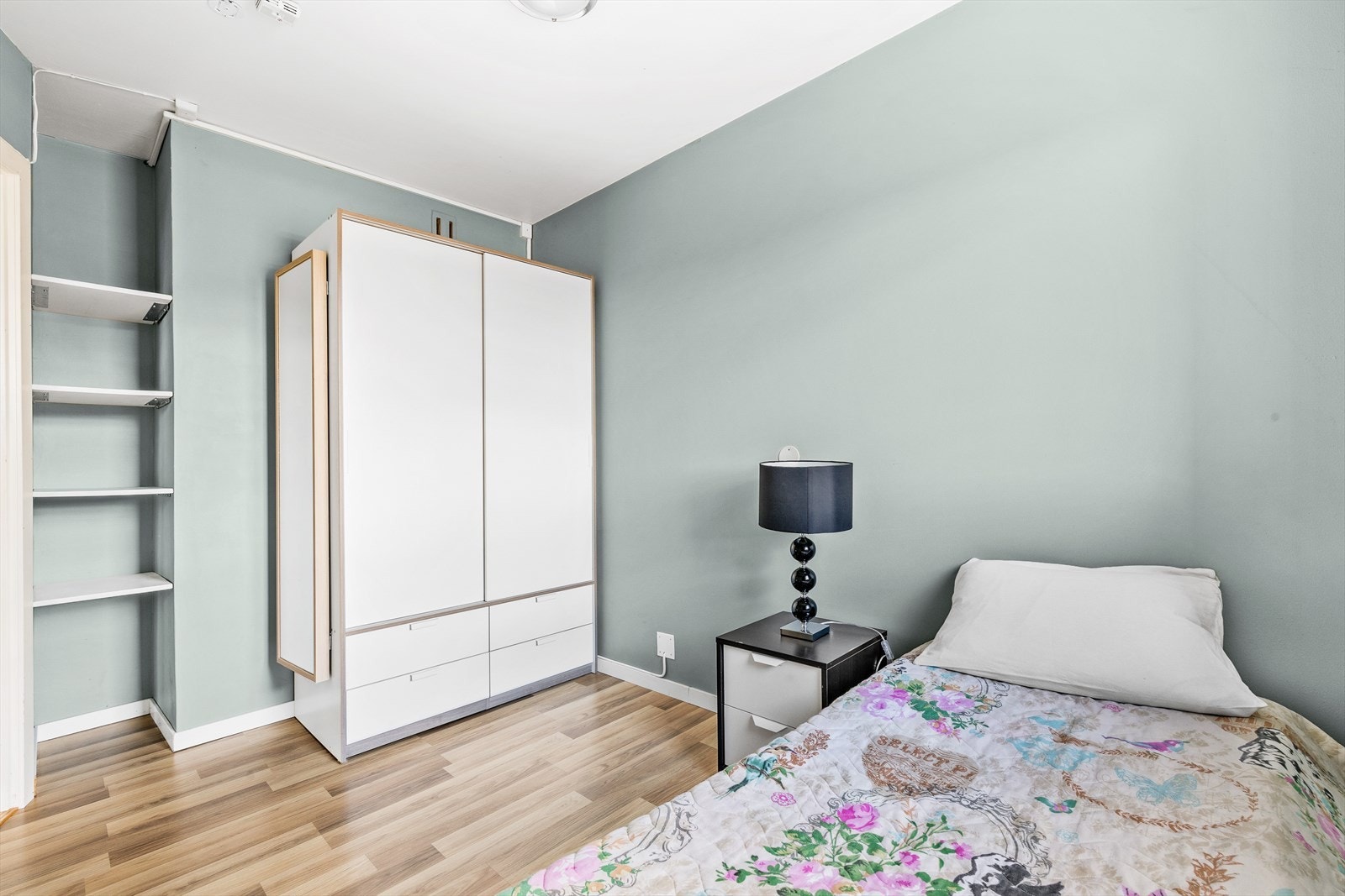 Soverommet har også en garderobeskap for oppbevaring. Galleribilde