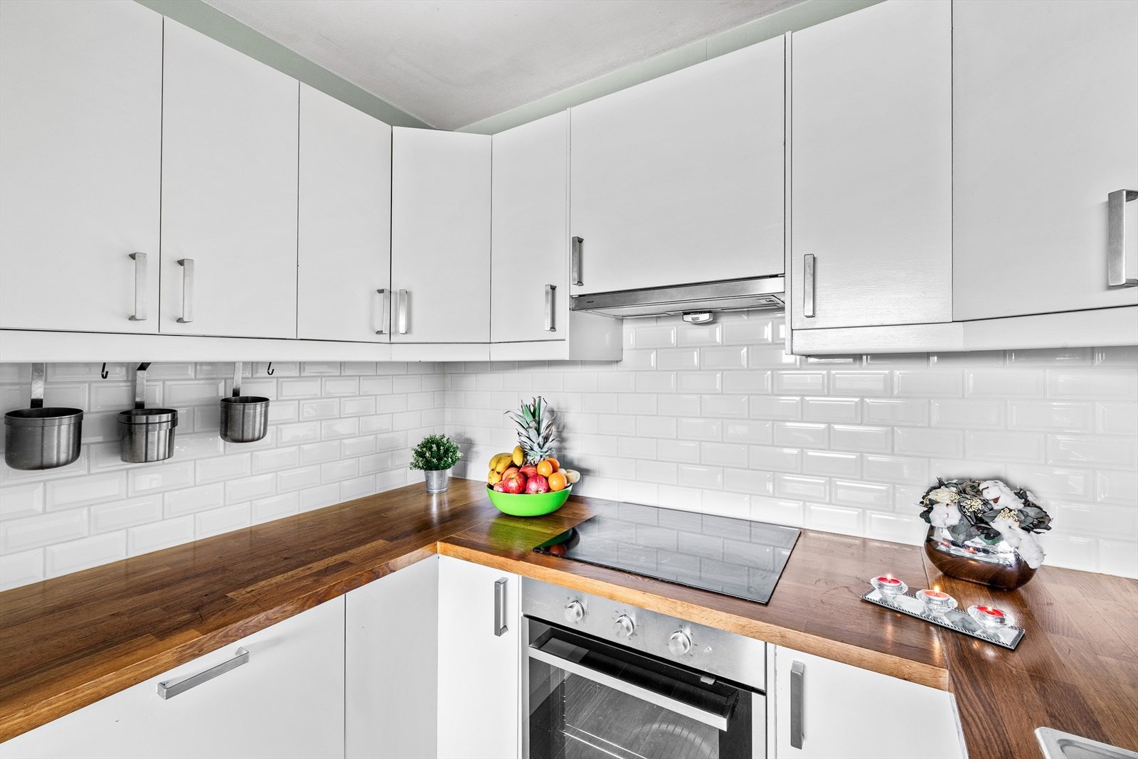 Stekeovn, platetopp, kjøl/frys og oppvaskmaskin er integrert i innredningen. Galleribilde