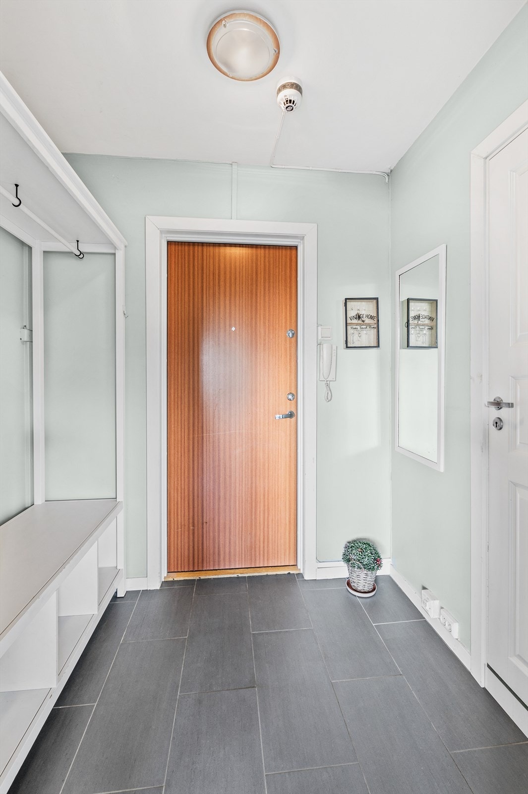 Innbydende entré som inviterer deg hjem. Her har du god plass til å henge fra deg ytterklær og sko. Galleribilde