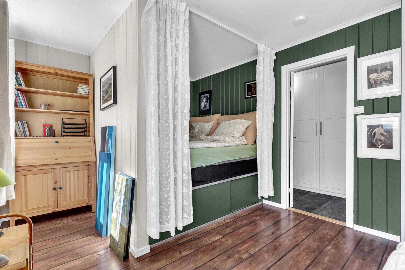 Rommet var originalt to soverom, men er i dag slått sammen til et større rom. Galleribilde