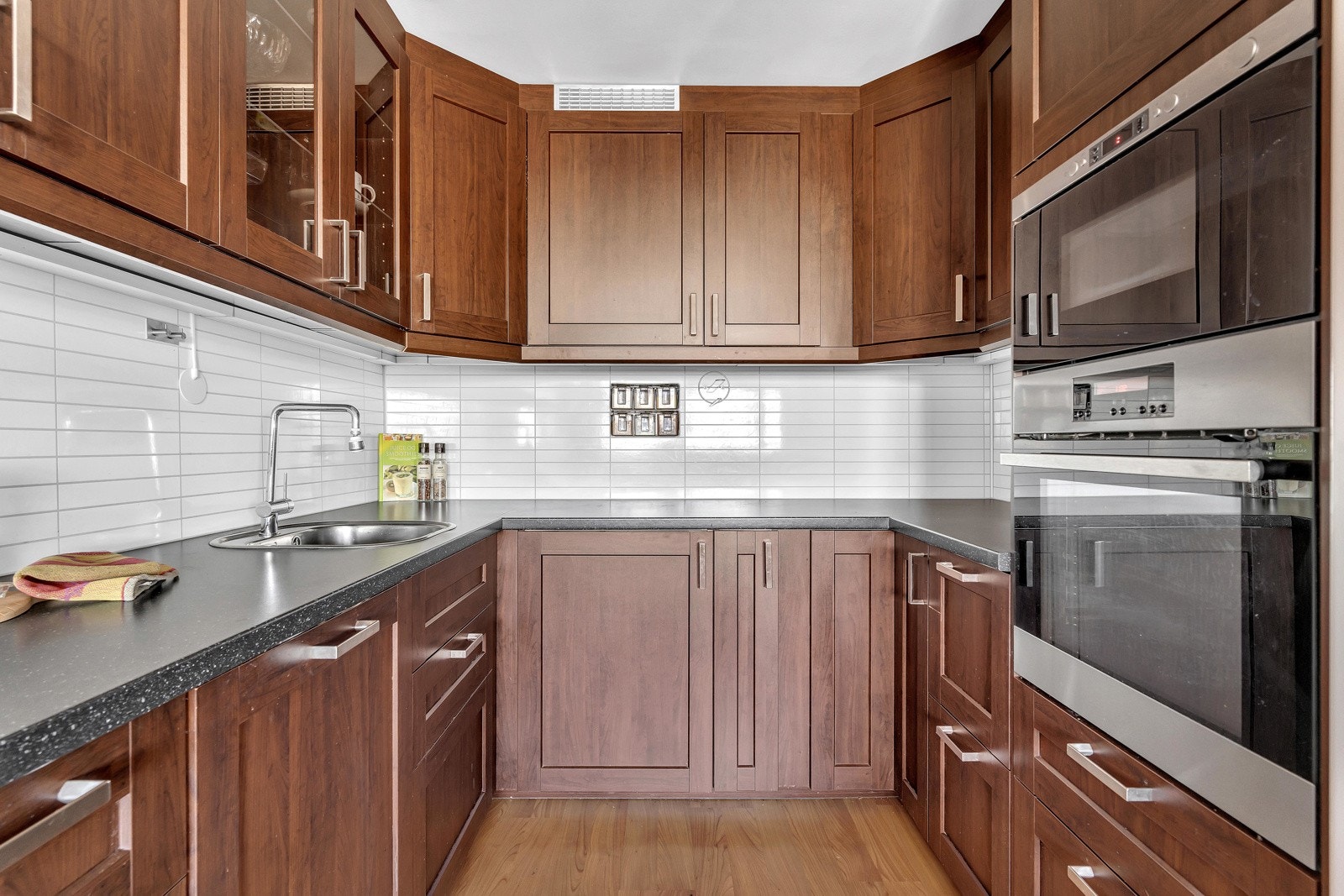 Det fremstår både romslig og funksjonelt med rikelig av skapplass. Galleribilde