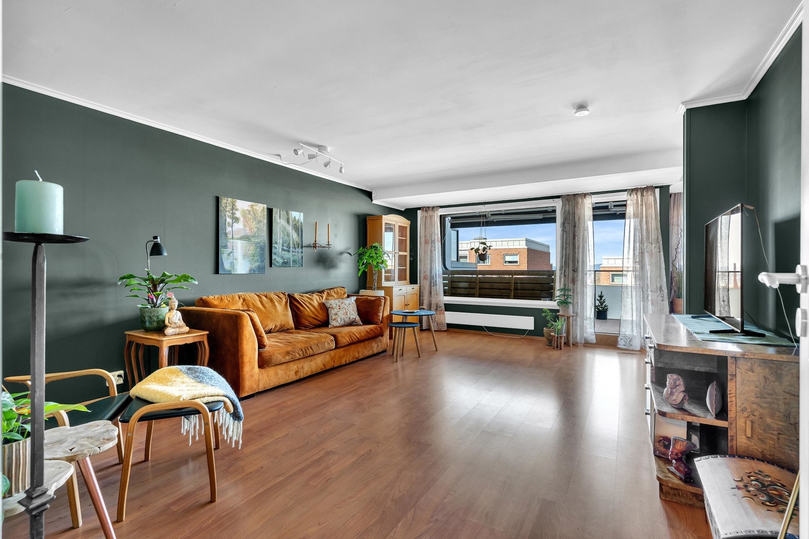 Det er en stor stue hvor du enkelt kan møblere slik du ønsker Galleribilde